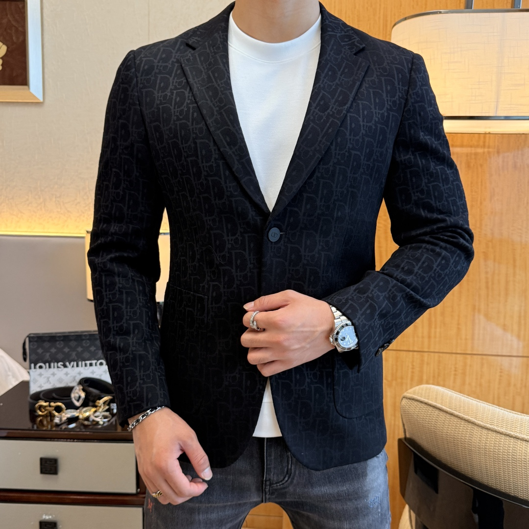 NO:519530,Dior - 2025ss Snake Year Autumn and Winter Casual Suit Jacket is the most fashionable and simple design, atmospheric and decent, and it highlights the exquisiteness casually. Fabric This technology customized polyester fiber fabric is not a traditional design, it looks more young and fashionable. Details are very particular. The upper body effect is a regular style but the tailoring is very special. The effect is not loose or slim. It is moderate. No matter how fat and thin you wear it, there are different styles and sizes 48-56,,dior,jackets & coats,business suit,alexander wang19860909迪奥 - 2025ss蛇年秋冬大爆款休闲西装外套 最为时尚简约设计,大气得体,随意中凸显精致.面料 此款科技定制聚酯纤维面料, 不是传统的设计 更加显得年轻时尚 细节 非常讲究 上身效果属于常规款但是剪裁非常特别 效果并不是宽松 也不是修身 属于适中 无论胖瘦穿上身 都有不同的风格尺码48-56,,dior,jackets & coats,business suit,alexander wang,Men's clothing
