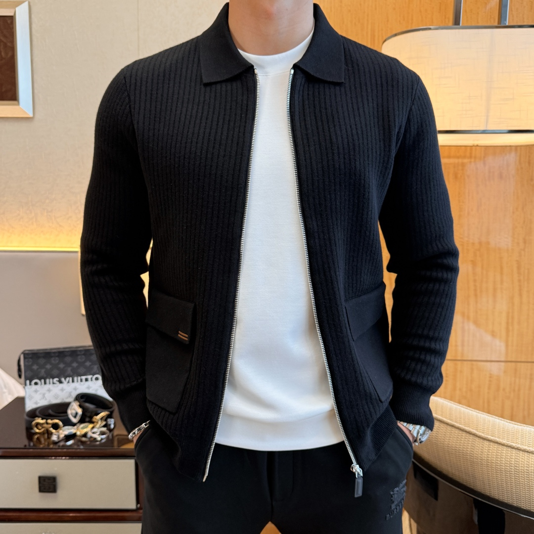 NO:549372,JINIA - 2025 autumn and winter new men's wool knitted cardigan jacket. The counter is selling hot items, and a versatile item that every major fashion buyer celebrity handed over. It is simple and fashionable and beautiful, with a gentleman look on the upper body. The whole sweater is not only exquisite in texture, but also fine and fine workmanship. The overall beauty and generous ensure that the silhouette of the clothes is not easy to deform. Customized wool fabrics are neither loose nor tight, and have a very good restoration. A fashion item that combines cold resistance and fashion in autumn and winter. m-3XL, zegna, jackets & coats, sweaters, alexander wang19860909杰尼娅 - 2025秋冬新款男士羊毛针织开衫外套.专柜在售爆款单品,各大时尚买手明星人手一件的百搭单品.简单时尚甚是好看,上身绅士范十足.整件毛衣不单纹理工艺精美,走线更是精工细作均匀整齐.整体美观大方保证了衣服的廓形不易变形.定制羊毛面料,既不会很宽松也不会很紧绷,恢复性非常好.秋冬御寒与时尚兼备的一款时装单品.m-3XL,,zegna,jackets & coats,sweaters,alexander wang,Men's clothing