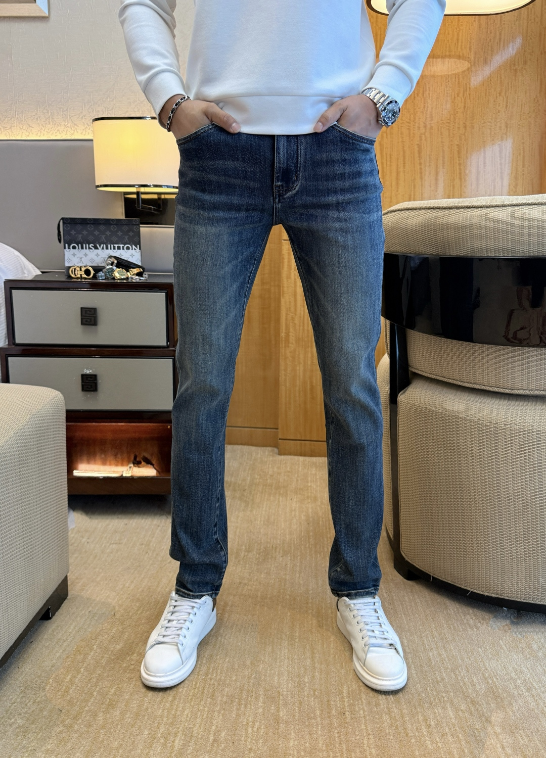 NO:523140,Versace - 2025ss Snake Year Autumn and Winter Jeans. Original 1:1 production, perfect choice for daily life, simple, atmospheric, fashionable and stylish, customized imported tannin fabric, heavy industry washing process, complex and exquisite workmanship. It is easy to meet the needs of all seasons, soft and elastic, smooth and neat, original auxiliary materials, comfortable and easy to match on the upper body, durable code number 29-38, versace, jeans, alexander wang19860909范思哲 - 2025ss蛇年秋冬牛仔裤.原单1:1制作,日常必备的完美之选,简单大气亦时尚有型,定制进口丹宁面料 ,重工洗水工艺,做工复杂工艺精湛.轻松迎合四季需要,手感柔软带弹力,流畅利落,原版辅料五金,上身舒适非常易搭耐看码数29-38,,versace,jeans,alexander wang,Men's clothing