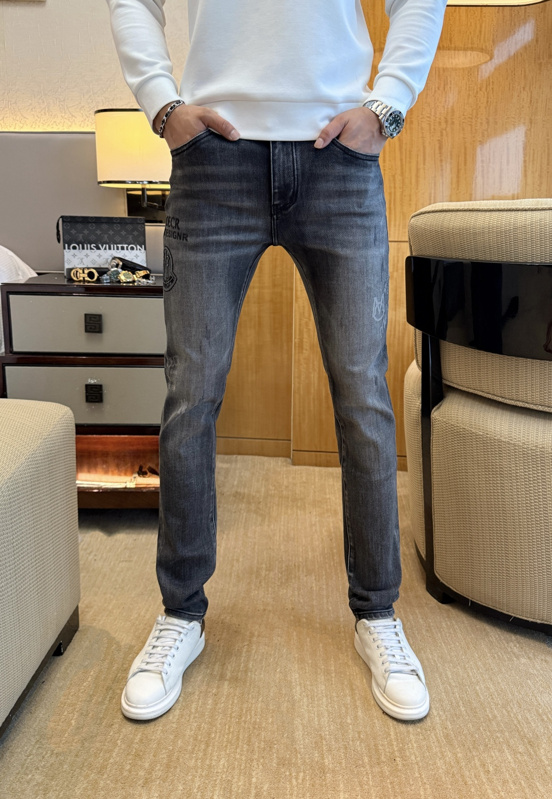 NO:523142,The 2025ss Snake Year Autumn and Winter Jeans. Original 1:1 production, perfect choice for daily life, simple, atmospheric, fashionable and stylish, customized imported tannin fabric, heavy industry washing process, complex and exquisite workmanship. Easy to meet the needs of the seasons, soft and elastic, smooth and neat, original auxiliary materials, comfortable and easy to match, durable code number 29-38, Moncler, jeans, alexander wang19860909蒙口 - 2025ss蛇年秋冬牛仔裤.原单1:1制作,日常必备的完美之选,简单大气亦时尚有型,定制进口丹宁面料 ,重工洗水工艺,做工复杂工艺精湛.轻松迎合四季需要,手感柔软带弹力,流畅利落,原版辅料五金,上身舒适非常易搭耐看码数29-38,,Moncler,jeans,alexander wang,Men's clothing