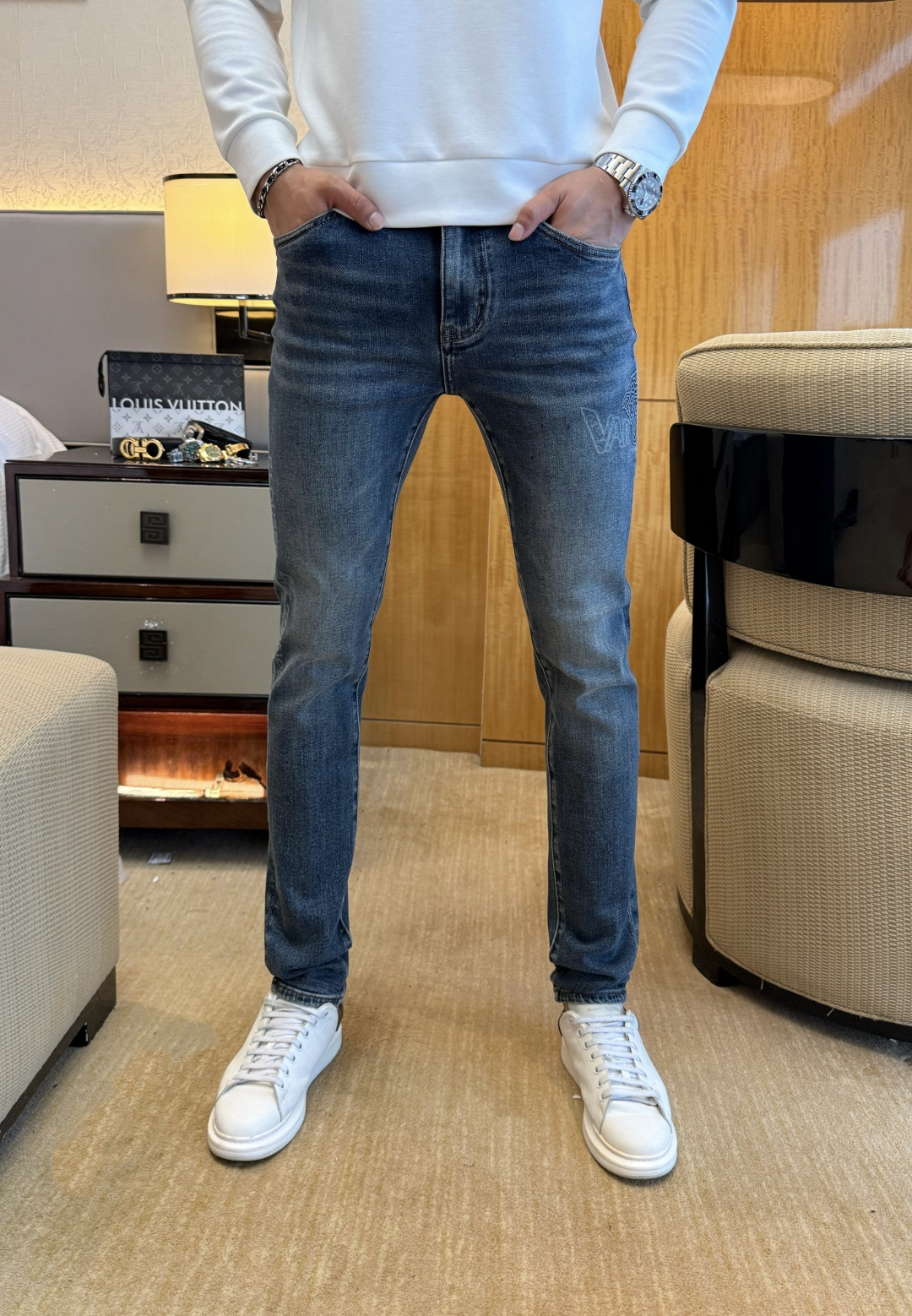 NO:523125,Versace - 2025ss Snake Year Autumn and Winter Jeans. Original 1:1 production, perfect choice for daily life, simple, atmospheric, fashionable and stylish, customized imported tannin fabric, heavy industry washing process, complex and exquisite workmanship. It is easy to meet the needs of all seasons, soft and elastic, smooth and neat, original auxiliary materials, comfortable and easy to match on the upper body, durable code number 29-38, versace, jeans, alexander wang19860909范思哲 - 2025ss蛇年秋冬牛仔裤.原单1:1制作,日常必备的完美之选,简单大气亦时尚有型,定制进口丹宁面料 ,重工洗水工艺,做工复杂工艺精湛.轻松迎合四季需要,手感柔软带弹力,流畅利落,原版辅料五金,上身舒适非常易搭耐看码数29-38,,versace,jeans,alexander wang,Men's clothing