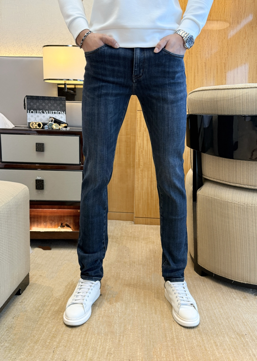 NO:523127,Burberry - 2025ss Snake Year Autumn and Winter Jeans. Original 1:1 production, perfect choice for daily life, simple, atmospheric, fashionable and stylish, customized imported tannin fabric, heavy industry washing process, complex and exquisite workmanship. It is easy to meet the needs of all seasons, soft and elastic, smooth and neat, original auxiliary materials and hardware, comfortable and easy to match on the upper body, durable code number 29-38, burberry, jeans, alexander wang19860909巴宝莉 - 2025ss蛇年秋冬牛仔裤.原单1:1制作,日常必备的完美之选,简单大气亦时尚有型,定制进口丹宁面料 ,重工洗水工艺,做工复杂工艺精湛.轻松迎合四季需要,手感柔软带弹力,流畅利落,原版辅料五金,上身舒适非常易搭耐看码数29-38,,burberry,jeans,alexander wang,Men's clothing