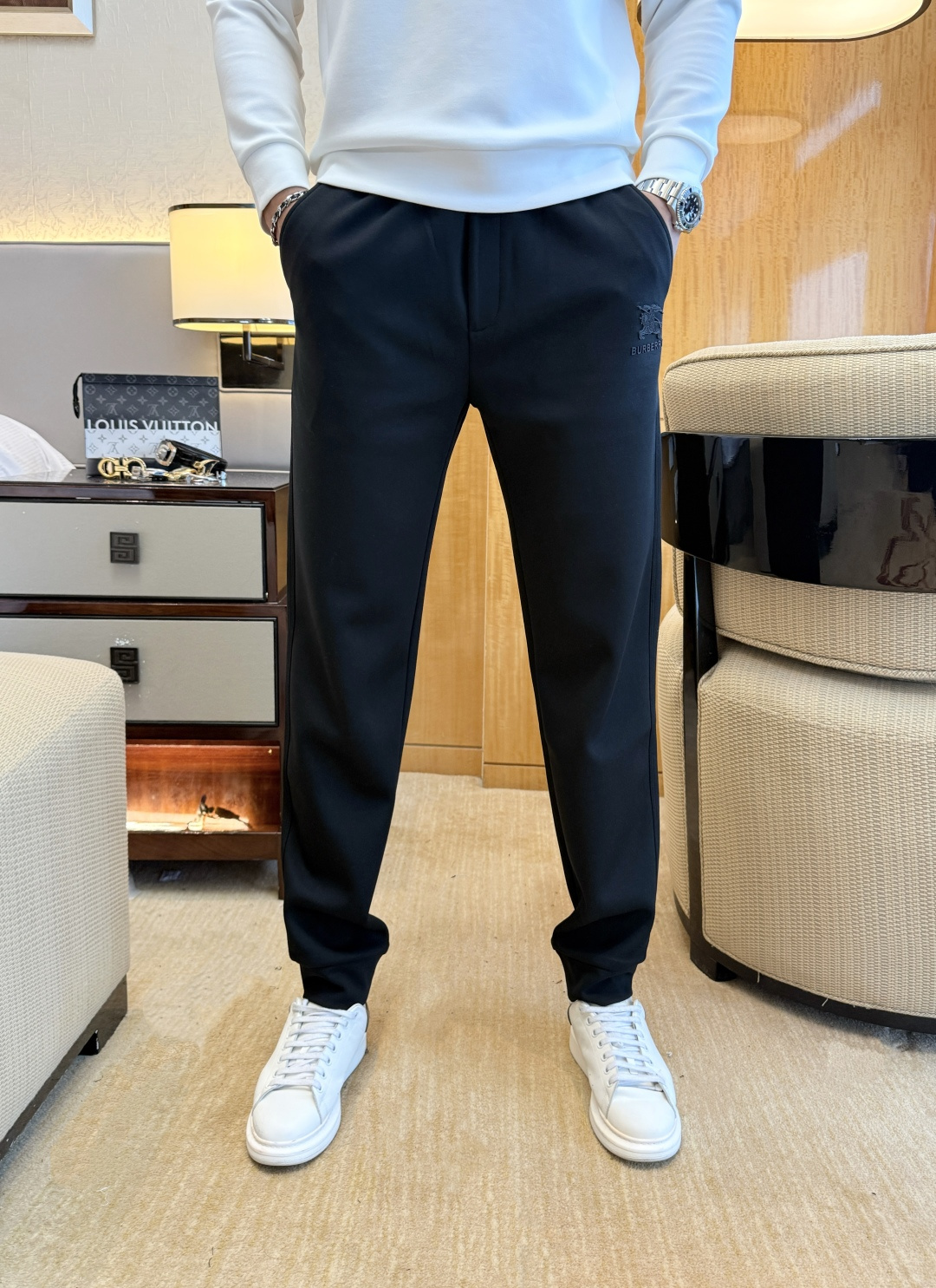 NO:523131,Burberry - 2025ss autumn and winter counters have a hot casual pants. This season must be versatile styles. The upper body is extremely outstanding and super versatile. The original version is 1:1 replica, and the three standards are complete!  The latest fashion element design of the counter, imported fixed woven high-quality European cotton fabric, super good style, a must-have for casual and fashionable!  Highly recommended model Size M-3XL, burberry, alexander wang19860909巴宝莉 - 2025ss秋冬专柜同步爆款休闲裤,本季必入百搭款式,上身极为出挑,超级百搭款 ,原版1:1复刻,三标齐全！专柜最新时尚元素设计,进口定织高品质欧棉面料,版型超好,休闲时尚必备！强烈推荐款 尺码 M-3XL,,burberry,alexander wang,Men's clothing