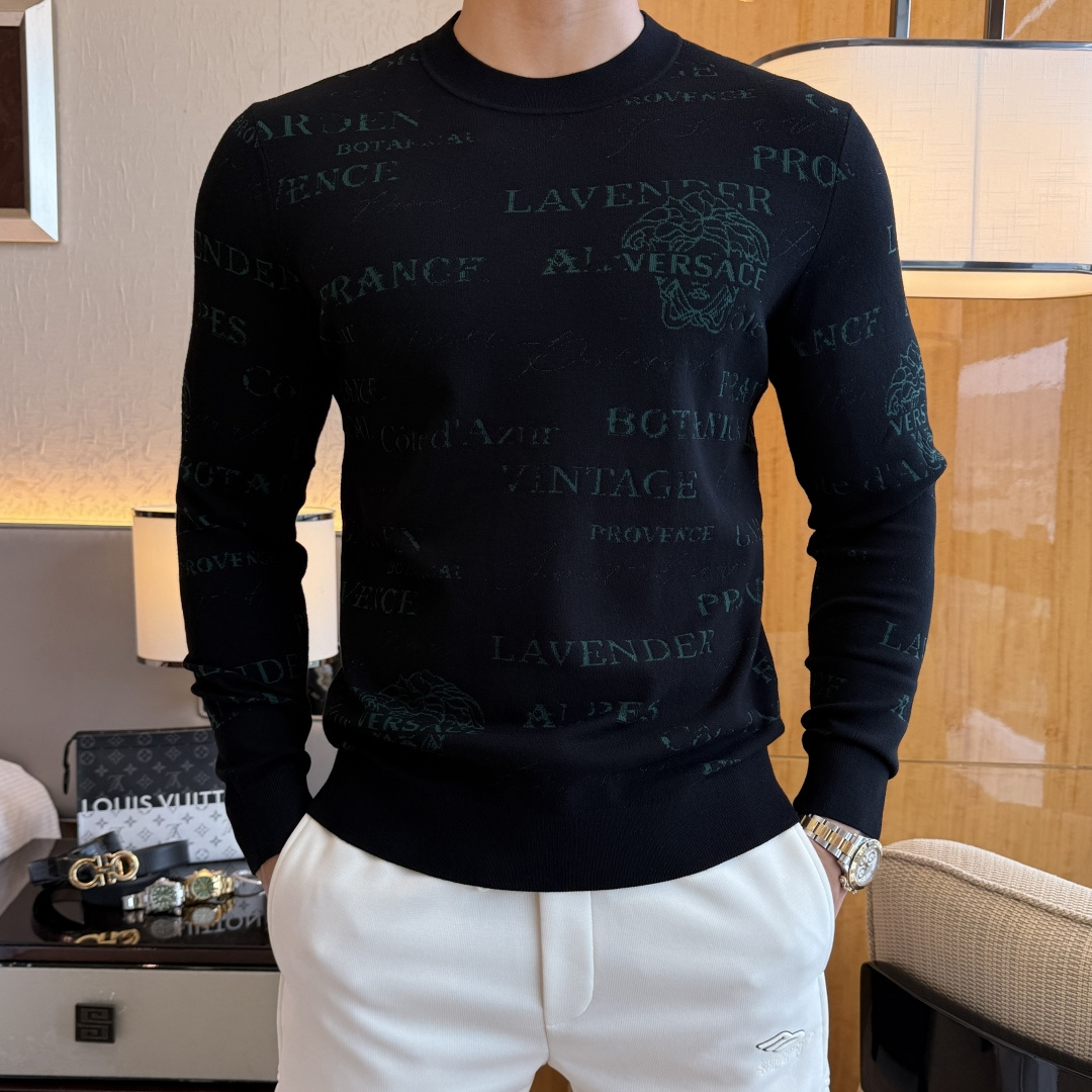 NO:530606,Versace - 2025ss autumn and winter counter has a big hit knitted sweater, casual and fashionable outside, essential for inner wear, customized imported wool blend fabric, delicate fabric, close-fitting and comfortable without thorn, good upper body style, warm, the counter logo design is very unique, original quality and craftsmanship is absolutely the highest version in the market, the top original version is super-skinned, soft and crisp, not easy to deform. The lock edge sewing plates are very rigorous and exquisite, absolutely first-line OEM requirements!  Don't miss it, male gods!  Size M-3XL, maximum wear 190 catties!  , versace,alexander wang19860909范思哲 - 2025ss秋冬专柜大爆款针织毛衫,休闲时尚外穿 内搭必备款,定制进口羊毛混纺面料,面料手感细腻,贴身舒适不扎肉,上身版型好 穿着保暖,专柜标志设计非常独特,原版品质与工艺 绝对市场最高版本 顶级原版穿着超赞 柔顺挺括,不易变形.锁边缝盘都非常严谨考究 绝对一线代工要求！男神们别错过！ 尺码 M-3XL 最大穿190斤！,,versace,alexander wang,Men's clothing