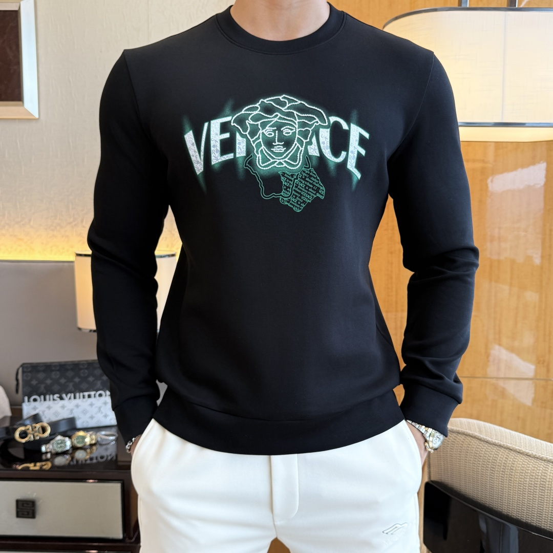 NO:528448,Versace - 2025ss autumn new model, the highest version of fashionable pullover sweatshirt, a must-have classic work every year. It is favored and praised by major stars. It is selected high-end European cotton blend fabrics, heavy craftsmanship production, original hardware and auxiliary material logo design, soft and smooth, and dense texture!  Fashionable and stylish upper body!  One of the impeccable must-choose styles for autumn!  M-3XL, versace, hoodie, sweatshirts, alexander wang19860909范思哲 - 2025ss秋季大爆新款,最高版本时尚套头卫衣、每年必出的经典之作.受各大明星的青睐推崇,精选高端欧棉混纺面料,重工艺制作,原版五金辅料logo设计,柔软顺滑,质地密实！上身时尚有型！秋季无可挑剔必选款式之一！M-3XL,,versace,hoodie,sweatshirts,alexander wang,Men's clothing