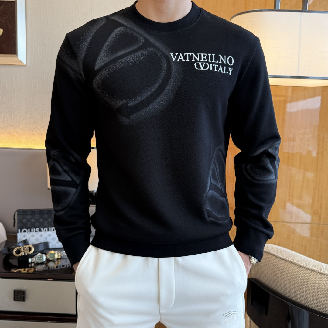 NO:528438,Valentino - 2025ss autumn new model, the highest version of fashionable pullover sweatshirt, a must-have classic work every year. It is favored and praised by major stars. It is selected with high-end European cotton blend fabrics, heavy craftsmanship production, original hardware and auxiliary material logo design, soft and smooth, and dense texture!  Fashionable and stylish upper body!  One of the impeccable must-choose styles for autumn!  M-3XL can wear up to 190 pounds!  , valentino, hoodie, sweatshirts, alexander wang19860909华伦天奴 - 2025ss秋季大爆新款,最高版本时尚套头卫衣、每年必出的经典之作.受各大明星的青睐推崇,精选高端欧棉混纺面料,重工艺制作,原版五金辅料logo设计,柔软顺滑,质地密实！上身时尚有型！秋季无可挑剔必选款式之一！M-3XL 最大穿190斤！,,valentino,hoodie,sweatshirts,alexander wang,Men's clothing