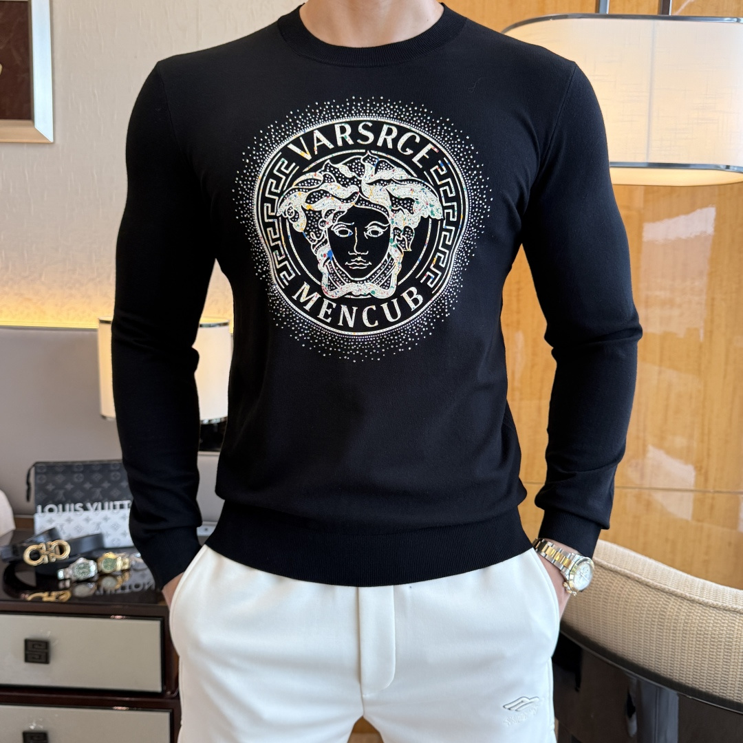 NO:531713,Versace - SS Autumn and Winter Counter Knitted Sweater, casual and fashionable outside, essential for inner wear, customized imported wool blend fabric, delicate texture, close-fitting and comfortable without rigging, good upper body style, warm, the counter logo design is very unique, original quality and craftsmanship is absolutely the highest version in the market, the top original version is super-skinned, soft and crisp, not easy to deform. The lock edge sewing plates are very rigorous and exquisite, absolutely first-line OEM requirements!  Don't miss it, male gods!  Size M-3XL Maximum wear!  , versace,alexander wang19860909范思哲 - ss秋冬专柜大爆款针织毛衫,休闲时尚外穿 内搭必备款,定制进口羊毛混纺面料,面料手感细腻,贴身舒适不扎肉,上身版型好 穿着保暖,专柜标志设计非常独特,原版品质与工艺 绝对市场最高版本 顶级原版穿着超赞 柔顺挺括,不易变形.锁边缝盘都非常严谨考究 绝对一线代工要求！男神们别错过！ 尺码 M-3XL 最大穿斤！,,versace,alexander wang,Men's clothing