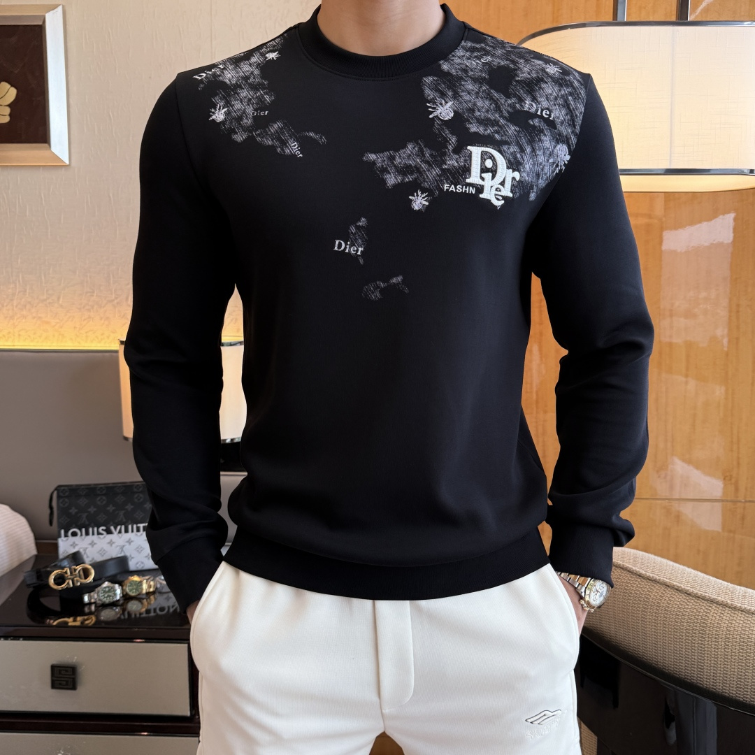 NO:528441,Dior - 2025ss autumn new model, the highest version of fashionable pullover sweatshirt, a must-have classic work every year. It is favored and praised by major stars, and is selected with high-end European cotton blend fabrics, heavy craftsmanship production, original hardware and auxiliary material logo design, soft and smooth, and dense texture!  Fashionable and stylish upper body!  One of the impeccable must-choose styles for autumn!  M-3XL can wear up to 190 pounds!  ,dior,hoodie,sweatshirts,alexander wang19860909迪奥 - 2025ss秋季大爆新款,最高版本时尚套头卫衣、每年必出的经典之作.受各大明星的青睐推崇,精选高端欧棉混纺面料,重工艺制作,原版五金辅料logo设计,柔软顺滑,质地密实！上身时尚有型！秋季无可挑剔必选款式之一！M-3XL 最大穿190斤！,,dior,hoodie,sweatshirts,alexander wang,Men's clothing