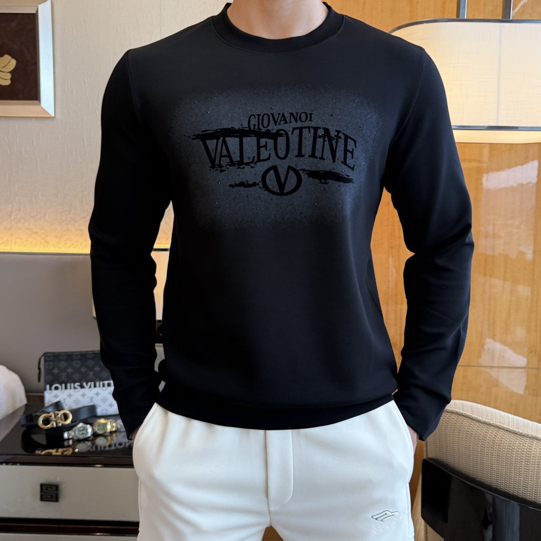 NO:530610,Valentino - 2025ss autumn new model, the highest version of fashionable pullover sweatshirt, a must-have classic work every year. It is favored and praised by major stars. It is selected with high-end European cotton blend fabrics, heavy craftsmanship production, original hardware and auxiliary materials logo design, soft and smooth, and dense texture!  Fashionable and stylish upper body!  One of the impeccable must-choose styles for autumn!  M-3XL, valentino, hoodie, sweatshirts, alexander wang19860909华伦天奴 - 2025ss秋季大爆新款,最高版本时尚套头卫衣、每年必出的经典之作.受各大明星的青睐推崇,精选高端欧棉混纺面料,重工艺制作,原版五金辅料logo设计,柔软顺滑,质地密实！上身时尚有型！秋季无可挑剔必选款式之一！M-3XL,,valentino,hoodie,sweatshirts,alexander wang,Men's clothing