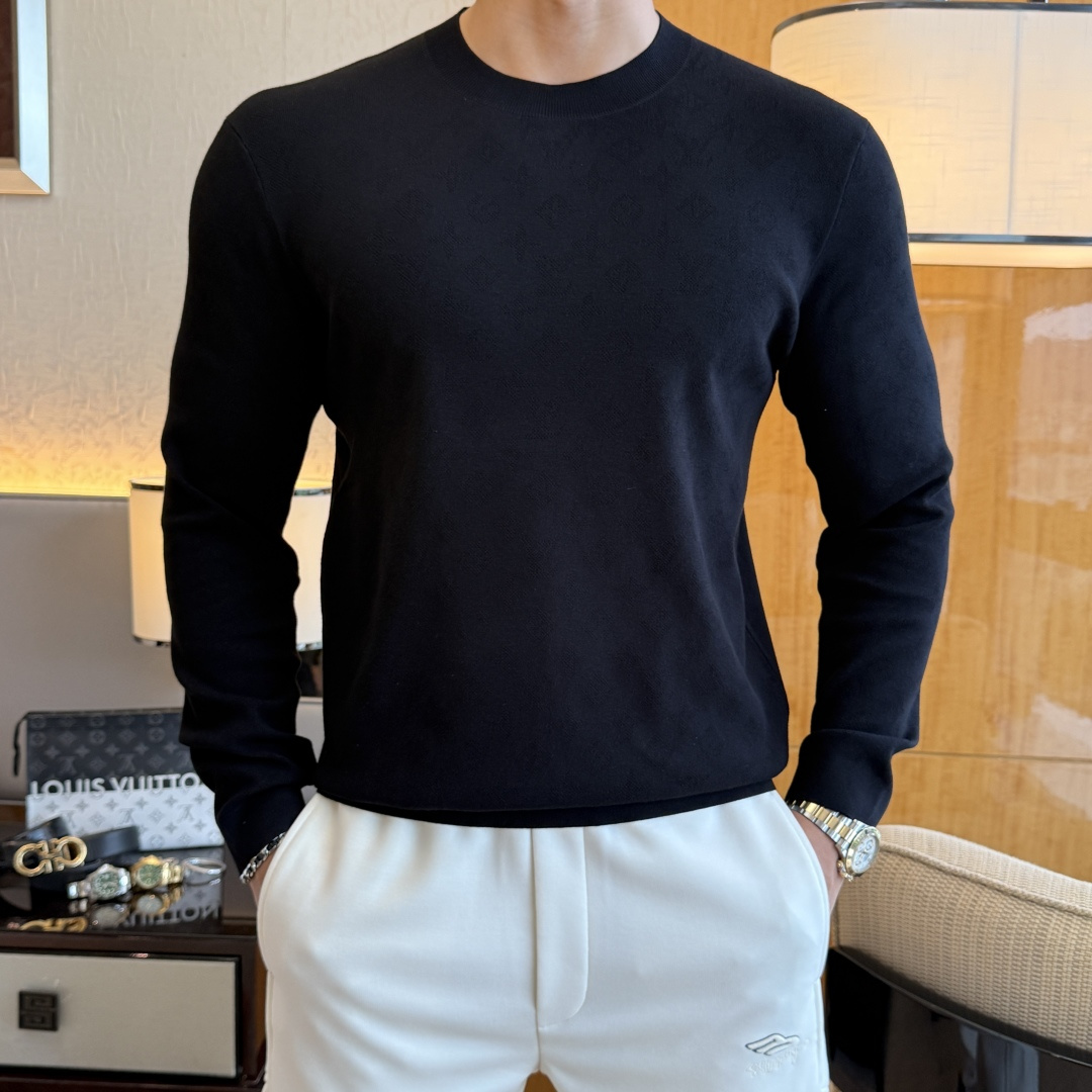NO:539070,LV - 2025ss autumn and winter counter hits a big knitted sweater, casual and fashionable outside, essential for inner wear, customized imported wool blend fabric, delicate fabric, close-fitting and comfortable without rigging, good upper body style, warm, the counter logo design is very unique, original quality and craftsmanship is absolutely the highest version in the market, the top original version is super-skinned, soft and crisp, not easy to deform. The lock edge sewing plates are very rigorous and exquisite, absolutely first-line OEM requirements!  Don't miss it, male gods!  Size M-3XL, louis vuitton,alexander wang19860909LV - 2025ss秋冬专柜大爆款针织毛衫,休闲时尚外穿 内搭必备款,定制进口羊毛混纺面料,面料手感细腻,贴身舒适不扎肉,上身版型好 穿着保暖,专柜标志设计非常独特,原版品质与工艺 绝对市场最高版本 顶级原版穿着超赞 柔顺挺括,不易变形.锁边缝盘都非常严谨考究 绝对一线代工要求！男神们别错过！ 尺码 M-3XL,,louis vuitton,alexander wang,Men's clothing