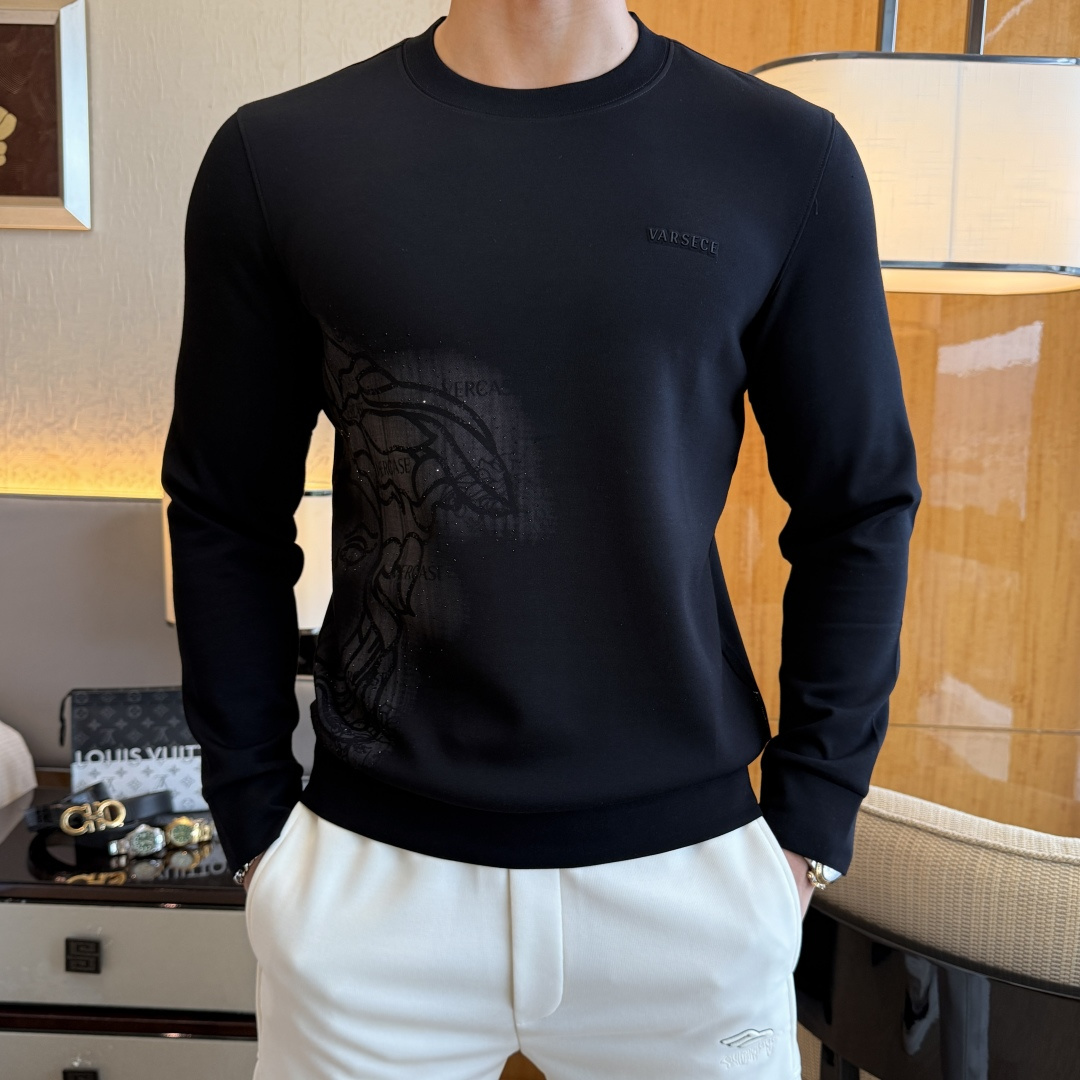 NO:529751,Versace - ss's new autumn style, the highest version of the fashionable pullover sweater, a must-have classic work every year. It is favored and praised by major stars. It is selected high-end European cotton blend fabrics, heavy craftsmanship production, original hardware and auxiliary materials logo design, soft and smooth, and dense texture!  Fashionable and stylish upper body!  One of the impeccable must-choose styles for autumn!  M-3XL, versace, hoodie, sweatshirts, alexander wang19860909范思哲- ss秋季大爆新款,最高版本时尚套头卫衣、每年必出的经典之作.受各大明星的青睐推崇,精选高端欧棉混纺面料,重工艺制作,原版五金辅料logo设计,柔软顺滑,质地密实！上身时尚有型！秋季无可挑剔必选款式之一！M-3XL,,versace,hoodie,sweatshirts,alexander wang,Men's clothing