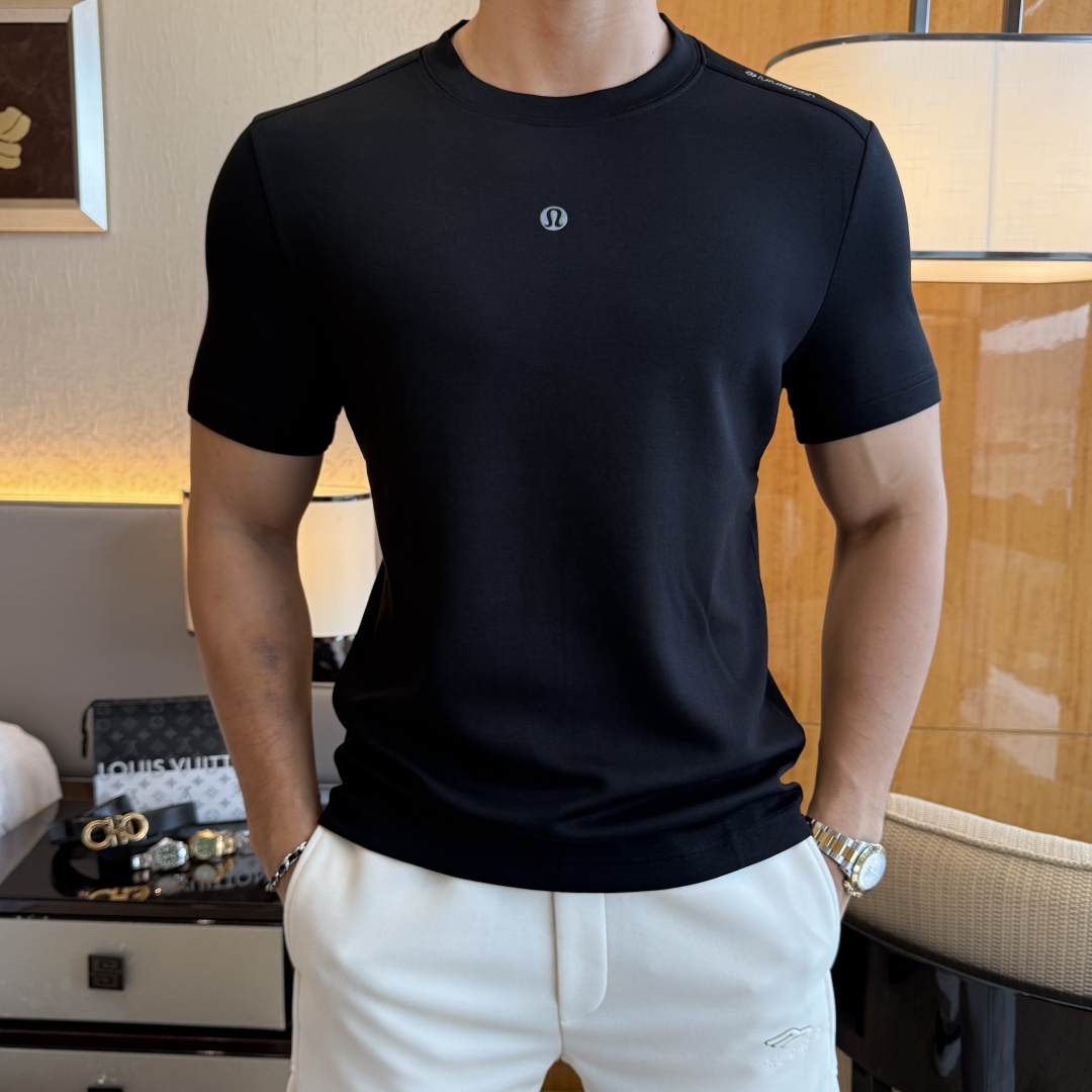 NO:538148,Lulu -2025ss autumn and winter half-sleeved knitted sweater series!  Casual business wear, essential for inner wear, selected top-split modal blend fabric, the fabric feels delicate, close-fitting and comfortable without thorning, the upper body style is good, warm, the counter logo design is very unique, male gods, don’t miss it!  Size M-3XL, alexander wang19860909Lulu -2025ss秋冬半袖针织毛衫系列！休闲商务外穿 内搭必备款,精选上等-精纺莫代尔混纺面料,面料手感细腻,贴身舒适不扎肉,上身版型好 穿着保暖,专柜标志设计非常独特,男神们别错过！ 尺码 M-3XL,,alexander wang,Men's clothing