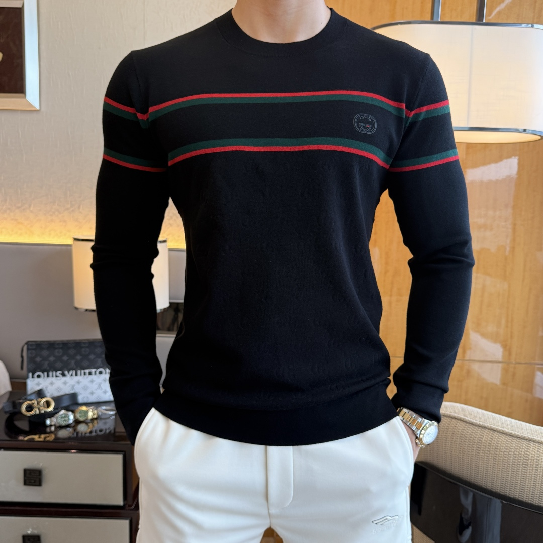 NO:531708,Guqi-Ss' autumn and winter counter has a big hit knitted sweater, casual and fashionable outside, essential for inner wear, customized imported wool blend fabric, delicate fabric, close-fitting and comfortable without rigging, good upper body style, warm, the counter logo design is very unique, original quality and craftsmanship is absolutely the highest version in the market, the top original version is super-super-class, soft and crisp, not easy to deform. The lock edge sewing plates are very rigorous and exquisite, absolutely first-line OEM requirements!  Don't miss it, male gods!  Size M-3XL, maximum wear 190 catties!  ,alexander wang19860909古奇- ss秋冬专柜大爆款针织毛衫,休闲时尚外穿 内搭必备款,定制进口羊毛混纺面料,面料手感细腻,贴身舒适不扎肉,上身版型好 穿着保暖,专柜标志设计非常独特,原版品质与工艺 绝对市场最高版本 顶级原版穿着超赞 柔顺挺括,不易变形.锁边缝盘都非常严谨考究 绝对一线代工要求！男神们别错过！ 尺码 M-3XL 最大穿190斤！,,alexander wang,Men's clothing