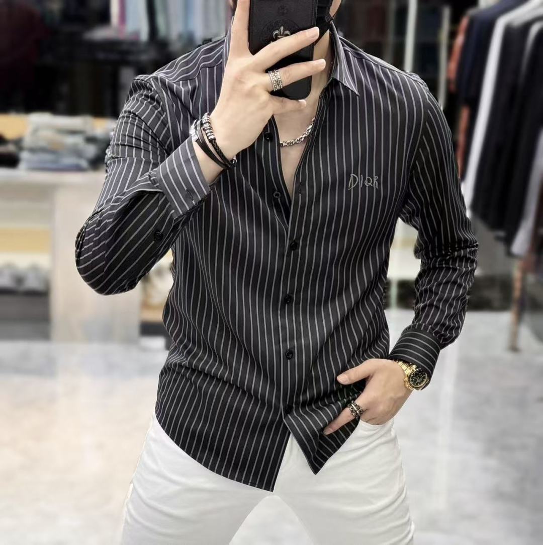 NO:526323,Dior - 2025ss autumn and winter fashion hit long-sleeved shirts, trading company channel goods, perfect quality, belonging to the cabinet level, predictable hot product, high-end customized imported high-end cotton blend fabric, master-level tailoring, invincible texture, excellent skin-friendly, very outstanding aesthetic design, exquisite craftsmanship, smooth lines, perfect matching!  Easy to upgrade the sense of fashion, with high recognition, excellent upper body effect, extremely exquisite workmanship, neat and meticulous routes, and can be matched for business or daily leisure!  Counter size M-3XL, dior,shirts,alexander wang19860909迪奥 - 2025ss秋冬时尚大爆款精品长袖衬衫,贸易公司渠道货,品相完美如斯,属于入柜级别,可预见性的爆款,高级定制进口高级棉混纺面料,大师级剪裁,质感无敌,亲肤性极佳,非常出彩的美学设计,工艺精湛,线条流畅,完美搭配！轻松将时髦感进阶,有着高强辨识度,上身效果超赞,做工极为考究严谨,走线工整细致,商务抑或日常休闲均可搭配！专柜尺码 M-3XL,,dior,shirts,alexander wang,Men's clothing