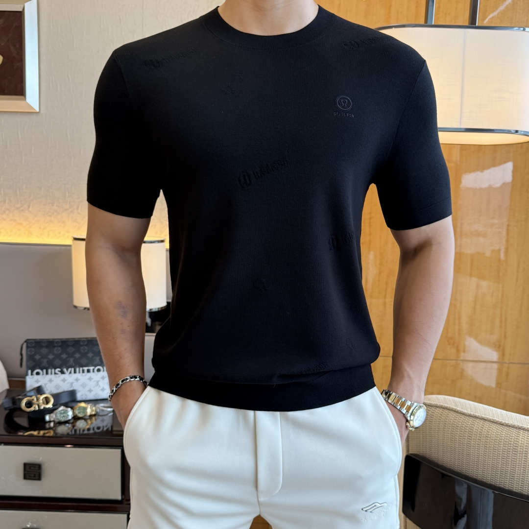 NO:538145,Lulu -2025ss autumn and winter half-sleeved knitted sweater series!  Casual business wear, essential for inner wear, selected top-grade - worsted mulberry silk blended fabric, delicate feel, close-fitting and comfortable without tying, good upper body style, warm wear, the counter logo design is very unique, male gods, don’t miss it!  Size M-3XL, alexander wang19860909Lulu -2025ss秋冬半袖针织毛衫系列！休闲商务外穿 内搭必备款,精选上等-精纺桑蚕丝混纺面料,面料手感细腻,贴身舒适不扎肉,上身版型好 穿着保暖,专柜标志设计非常独特,男神们别错过！ 尺码 M-3XL,,alexander wang,Men's clothing