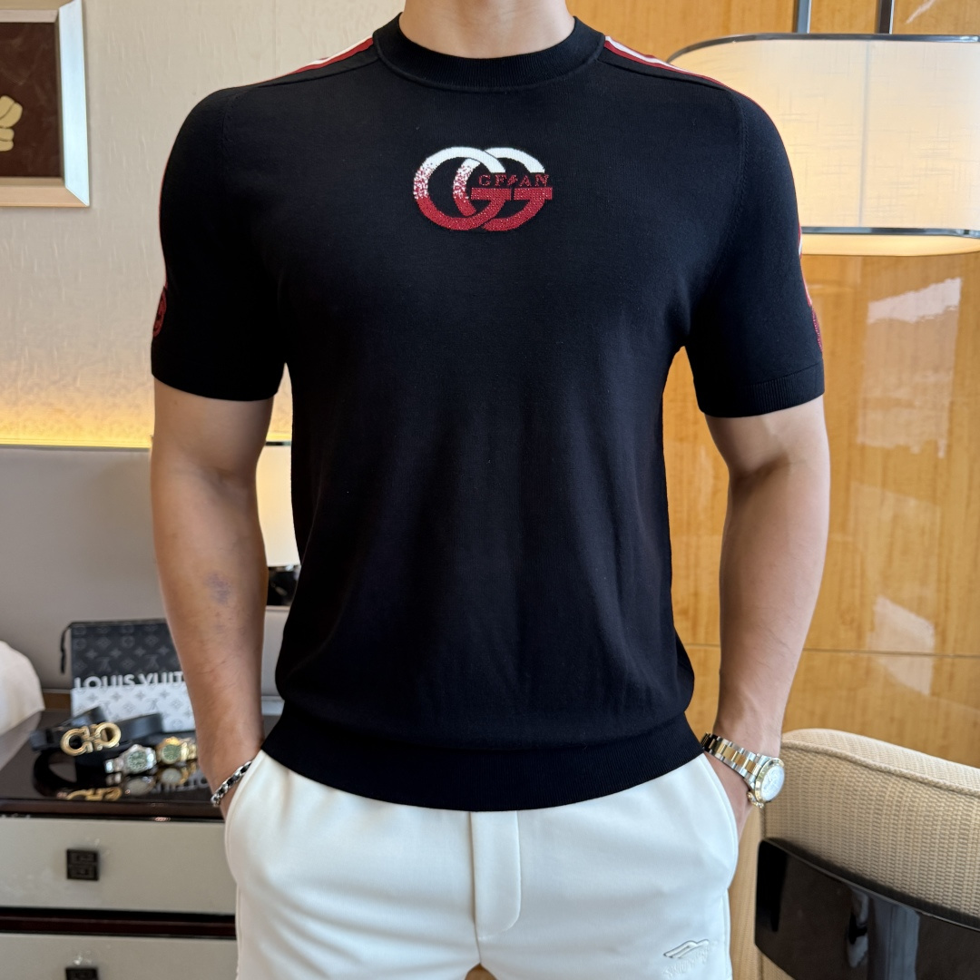 NO:531716,Guqi-ss autumn and winter half-sleeved knitted sweater series!  Casual business wear, essential for inner wear, selected top-grade - worsted mulberry silk blended fabric, delicate feel, close-fitting and comfortable without tying, good upper body style, warm wear, the counter logo design is very unique, male gods, don’t miss it!  Size M-3XL, alexander wang19860909古奇-ss秋冬半袖针织毛衫系列！休闲商务外穿 内搭必备款,精选上等-精纺桑蚕丝混纺面料,面料手感细腻,贴身舒适不扎肉,上身版型好 穿着保暖,专柜标志设计非常独特,男神们别错过！ 尺码 M-3XL,,alexander wang,Men's clothing