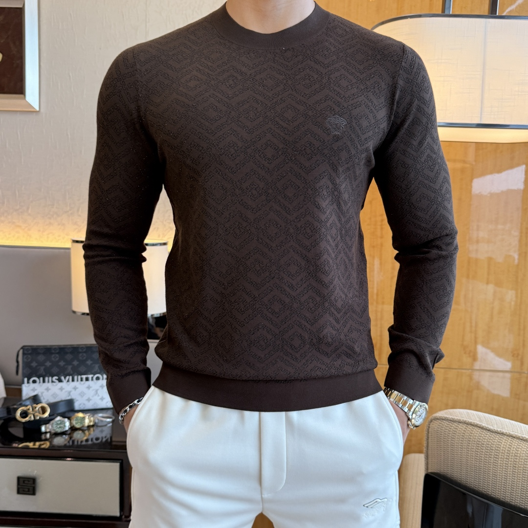 NO:531710,Versace-Ss' autumn and winter counter is a big hit knitted sweater, casual and fashionable outside, essential for inner wear, customized imported wool blend fabric, delicate texture, close-fitting and comfortable without rigging, good upper body style, warm, the counter logo design is very unique, original quality and craftsmanship is absolutely the highest version in the market, the top original version is super-skinned, soft and crisp, not easy to deform. The lock edge sewing plates are very rigorous and exquisite, absolutely first-line OEM requirements!  Don't miss it, male gods!  Size M-3XL, maximum wear 190 catties!  , versace,alexander wang19860909范思哲- ss秋冬专柜大爆款针织毛衫,休闲时尚外穿 内搭必备款,定制进口羊毛混纺面料,面料手感细腻,贴身舒适不扎肉,上身版型好 穿着保暖,专柜标志设计非常独特,原版品质与工艺 绝对市场最高版本 顶级原版穿着超赞 柔顺挺括,不易变形.锁边缝盘都非常严谨考究 绝对一线代工要求！男神们别错过！ 尺码 M-3XL 最大穿190斤！,,versace,alexander wang,Men's clothing