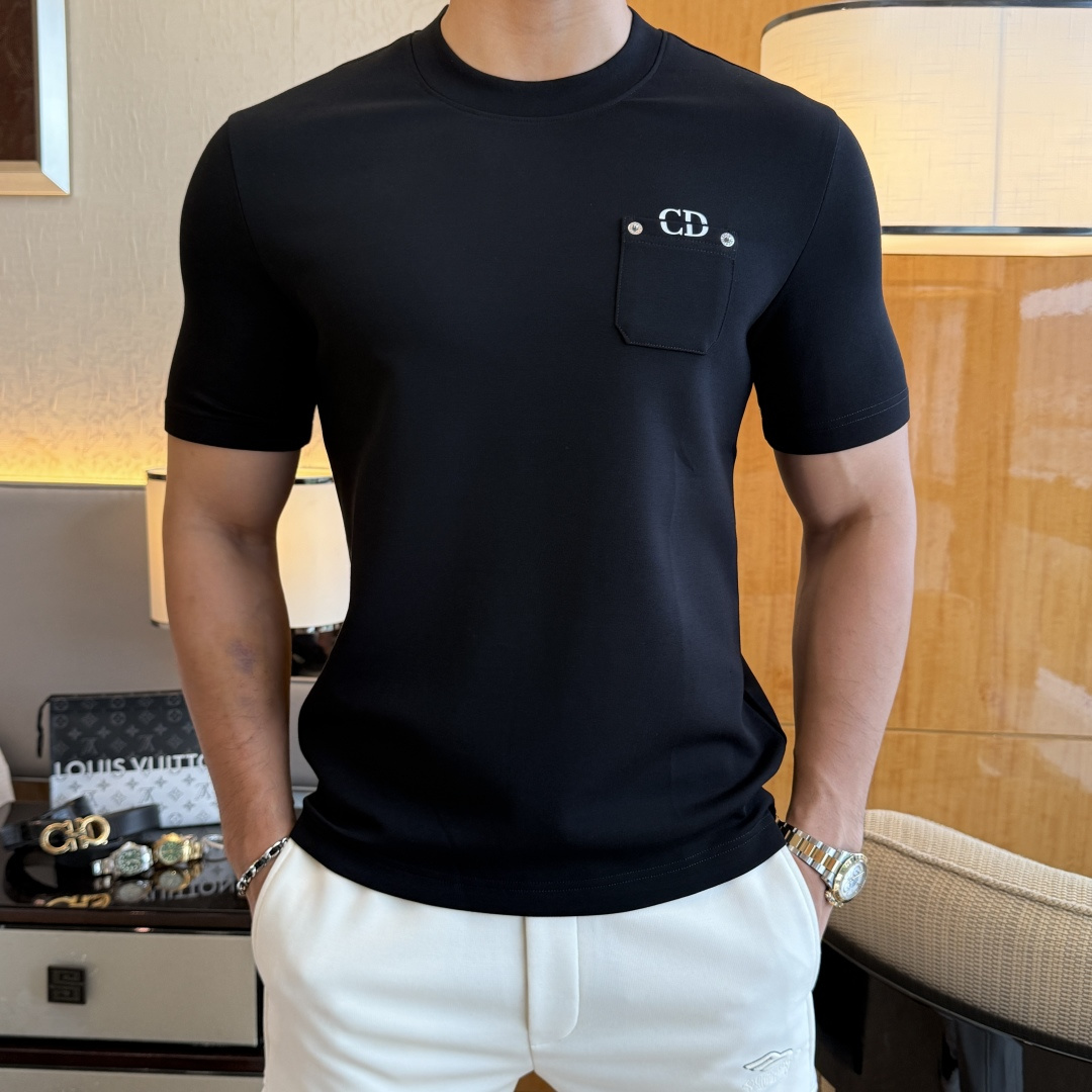 NO:538126,Dior - 2025ss autumn and winter half-sleeved knitted sweater series!  Casual business wear, essential for inner wear, selected top-split modal blend fabric, the fabric feels delicate, close-fitting and comfortable without thorning, the upper body style is good, warm, the counter logo design is very unique, male gods, don’t miss it!  Size M-3XL,dior,alexander wang19860909迪奥 -2025ss秋冬半袖针织毛衫系列！休闲商务外穿 内搭必备款,精选上等-精纺莫代尔混纺面料,面料手感细腻,贴身舒适不扎肉,上身版型好 穿着保暖,专柜标志设计非常独特,男神们别错过！ 尺码 M-3XL,,dior,alexander wang,Men's clothing