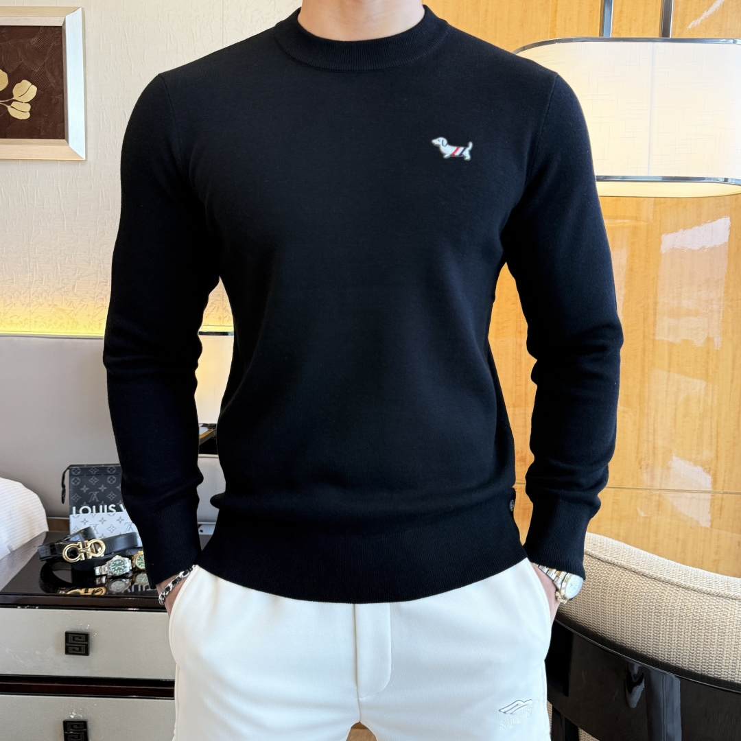 NO:531712,TB - ss autumn and winter counter has a big hit knitted cashmere sweater, casual and fashionable outside, essential for inner wear, customized imported wool blend fabric, delicate fabric, close-fitting and comfortable without rigging, good upper body style, warm, the counter logo design is very unique, original quality and craftsmanship is absolutely the highest version in the market, the top original version is super-skinned, soft and crisp, not easy to deform. The lock edge sewing plates are very rigorous and exquisite, absolutely first-line OEM requirements!  Don't miss it, male gods!  Size M-3XL, maximum wear 190 catties!  ,alexander wang19860909TB - ss秋冬专柜大爆款针织羊绒毛衫,休闲时尚外穿 内搭必备款,定制进口羊毛混纺面料,面料手感细腻,贴身舒适不扎肉,上身版型好 穿着保暖,专柜标志设计非常独特,原版品质与工艺 绝对市场最高版本 顶级原版穿着超赞 柔顺挺括,不易变形.锁边缝盘都非常严谨考究 绝对一线代工要求！男神们别错过！ 尺码 M-3XL 最大穿190斤！,,alexander wang,Men's clothing