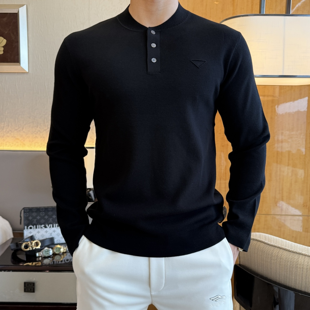 NO:539072,Prada - 2025ss autumn and winter counter hits a big knitted sweater, casual and fashionable outside, essential for inner wear, customized imported wool blend fabric, delicate texture, close-fitting and comfortable without rigging, good upper body style, warm, the counter logo design is very unique, original quality and craftsmanship is absolutely the highest version in the market, the top original version is super-skinned, soft and crisp, not easy to deform. The lock edge sewing plates are very rigorous and exquisite, absolutely first-line OEM requirements!  Don't miss it, male gods!  Size M-3XL, prada,alexander wang19860909普拉达 - 2025ss秋冬专柜大爆款针织毛衫,休闲时尚外穿 内搭必备款,定制进口羊毛混纺面料,面料手感细腻,贴身舒适不扎肉,上身版型好 穿着保暖,专柜标志设计非常独特,原版品质与工艺 绝对市场最高版本 顶级原版穿着超赞 柔顺挺括,不易变形.锁边缝盘都非常严谨考究 绝对一线代工要求！男神们别错过！ 尺码 M-3XL,,prada,alexander wang,Men's clothing
