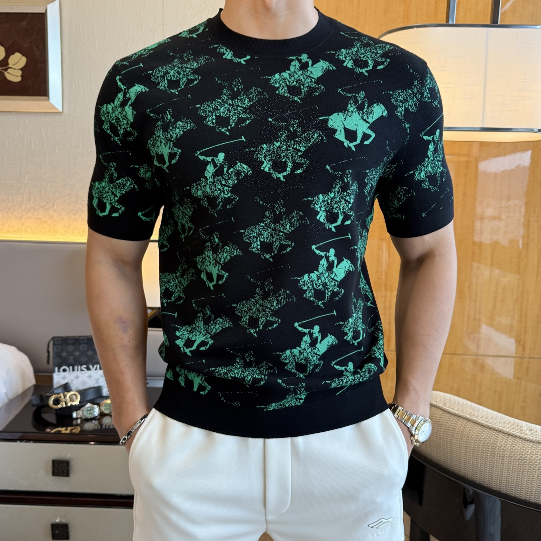 NO:538114,Paul-2025ss autumn and winter half-sleeved knitted sweater series!  Casual business wear, essential for inner wear, selected top-grade - worsted mulberry silk blended fabric, delicate feel, close-fitting and comfortable without tying, good upper body style, warm wear, the counter logo design is very unique, male gods, don’t miss it!  Size M-3XL, alexander wang19860909保罗-2025ss秋冬半袖针织毛衫系列！休闲商务外穿 内搭必备款,精选上等-精纺桑蚕丝混纺面料,面料手感细腻,贴身舒适不扎肉,上身版型好 穿着保暖,专柜标志设计非常独特,男神们别错过！ 尺码 M-3XL,,alexander wang,Men's clothing