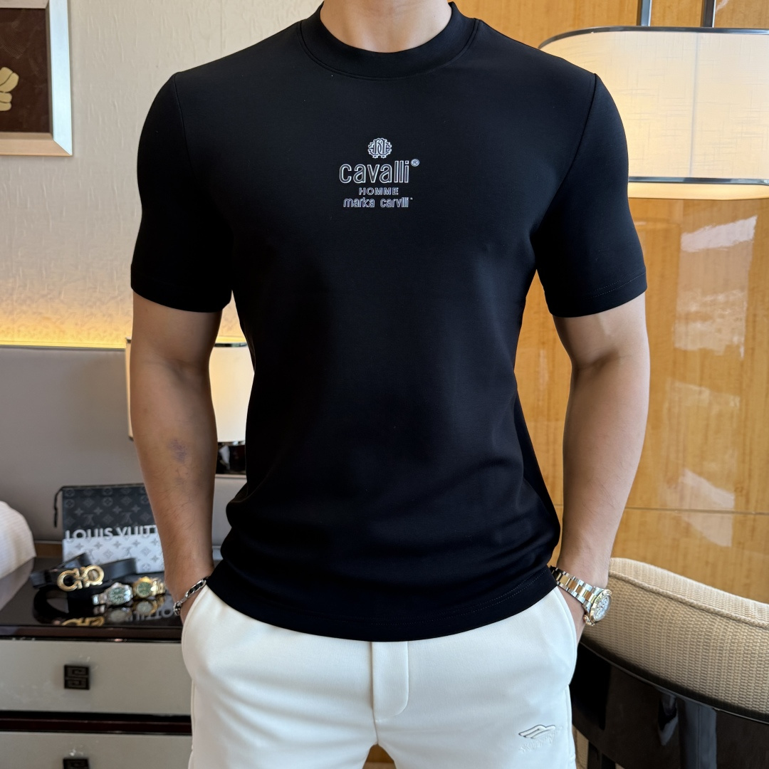 NO:538124,Cavalli-2025ss autumn and winter half-sleeved knitted sweater series!  Casual business wear, essential for inner wear, selected top-split modal blend fabric, the fabric feels delicate, close-fitting and comfortable without thorning, the upper body style is good, warm, the counter logo design is very unique, male gods, don’t miss it!  Size M-3XL, alexander wang19860909卡瓦利-2025ss秋冬半袖针织毛衫系列！休闲商务外穿 内搭必备款,精选上等-精纺莫代尔混纺面料,面料手感细腻,贴身舒适不扎肉,上身版型好 穿着保暖,专柜标志设计非常独特,男神们别错过！ 尺码 M-3XL,,alexander wang,Men's clothing