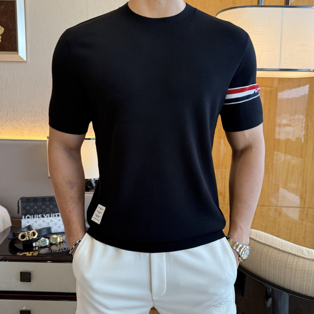 NO:531715,TB -ss autumn and winter half-sleeved knitted sweater series!  Casual business wear, essential for inner wear, selected top-grade - worsted mulberry silk blended fabric, delicate feel, close-fitting and comfortable without tying, good upper body style, warm wear, the counter logo design is very unique, male gods, don’t miss it!  Size M-3XL, alexander wang19860909TB -ss秋冬半袖针织毛衫系列！休闲商务外穿 内搭必备款,精选上等-精纺桑蚕丝混纺面料,面料手感细腻,贴身舒适不扎肉,上身版型好 穿着保暖,专柜标志设计非常独特,男神们别错过！ 尺码 M-3XL,,alexander wang,Men's clothing