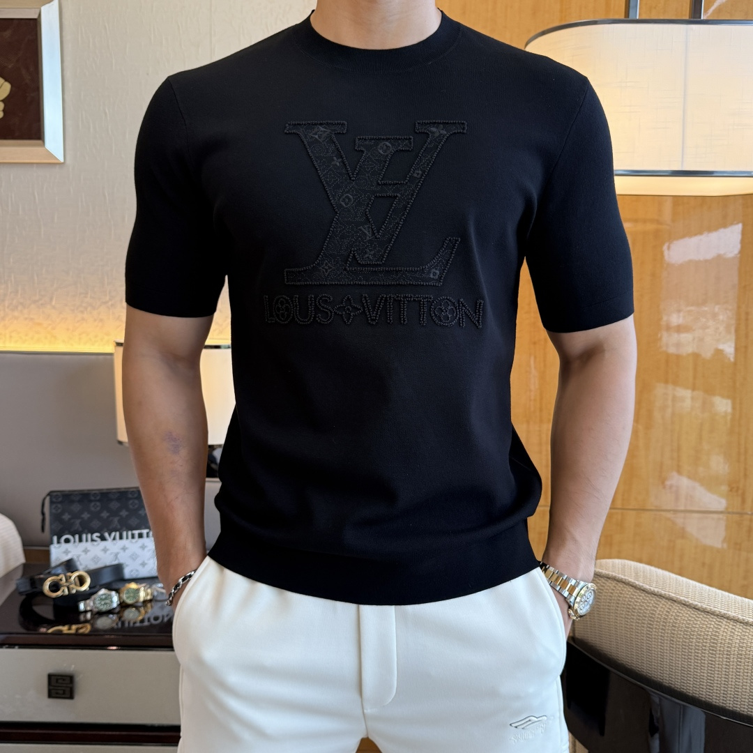 NO:538121,LV -2025ss autumn and winter half-sleeved knitted sweater series!  Casual business wear, essential for inner wear, selected top-grade - worsted mulberry silk blended fabric, delicate feel, close-fitting and comfortable without tying, good upper body style, warm wear, the counter logo design is very unique, male gods, don’t miss it!  Size M-3XL, louis vuitton,alexander wang19860909LV -2025ss秋冬半袖针织毛衫系列！休闲商务外穿 内搭必备款,精选上等-精纺桑蚕丝混纺面料,面料手感细腻,贴身舒适不扎肉,上身版型好 穿着保暖,专柜标志设计非常独特,男神们别错过！ 尺码 M-3XL,,louis vuitton,alexander wang,Men's clothing