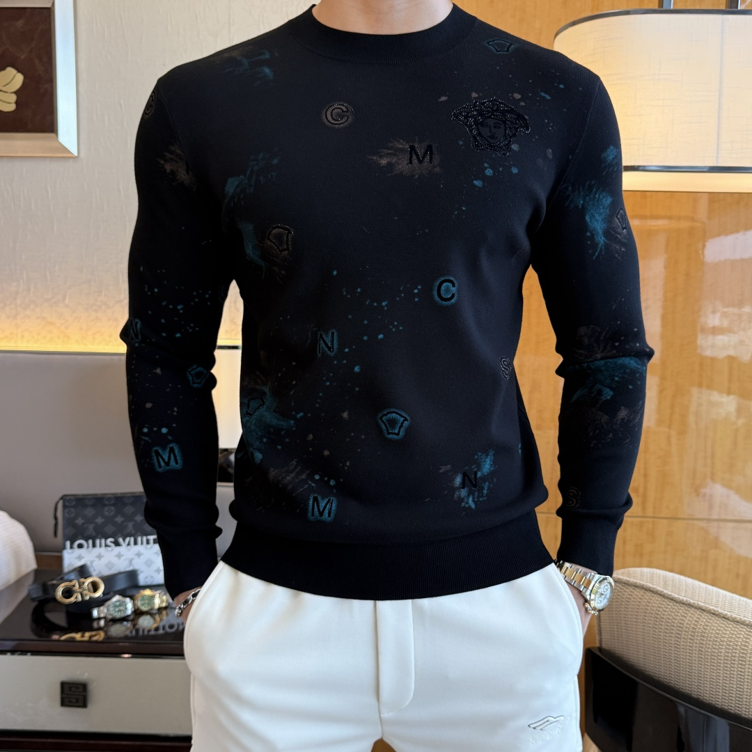 NO:529748,Versace - SS Autumn and Winter Counter Knitted Sweater, casual and fashionable outside, essential for inner wear, customized imported wool blend fabric, delicate texture, close-fitting and comfortable without rigging, good upper body style, warm, the counter logo design is very unique, original quality and craftsmanship is absolutely the highest version in the market, the top original version is super-skinned, soft and crisp, not easy to deform. The lock edge sewing plates are very rigorous and exquisite, absolutely first-line OEM requirements!  Don't miss it, male gods!  Size M-3XL, versace,alexander wang19860909范思哲 - ss秋冬专柜大爆款针织毛衫,休闲时尚外穿 内搭必备款,定制进口羊毛混纺面料,面料手感细腻,贴身舒适不扎肉,上身版型好 穿着保暖,专柜标志设计非常独特,原版品质与工艺 绝对市场最高版本 顶级原版穿着超赞 柔顺挺括,不易变形.锁边缝盘都非常严谨考究 绝对一线代工要求！男神们别错过！ 尺码 M-3XL,,versace,alexander wang,Men's clothing