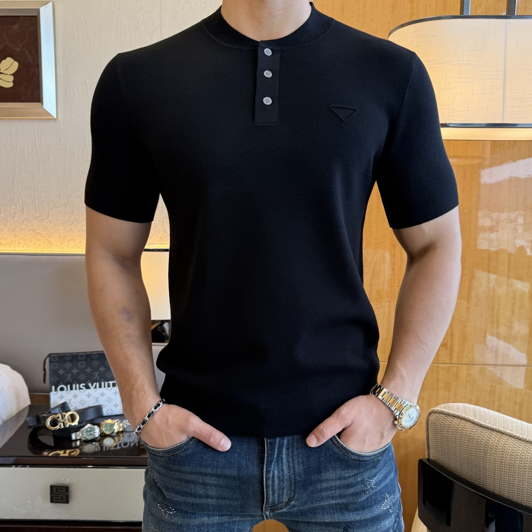 NO:531719,Prada -ss autumn and winter half-sleeved knitted sweater series!  Casual business wear, essential for inner wear, selected top-grade - worsted mulberry silk blended fabric, delicate feel, close-fitting and comfortable without tying, good upper body style, warm wear, the counter logo design is very unique, male gods, don’t miss it!  Size M-3XL, prada,alexander wang19860909普拉达 -ss秋冬半袖针织毛衫系列！休闲商务外穿 内搭必备款,精选上等-精纺桑蚕丝混纺面料,面料手感细腻,贴身舒适不扎肉,上身版型好 穿着保暖,专柜标志设计非常独特,男神们别错过！ 尺码 M-3XL,,prada,alexander wang,Men's clothing