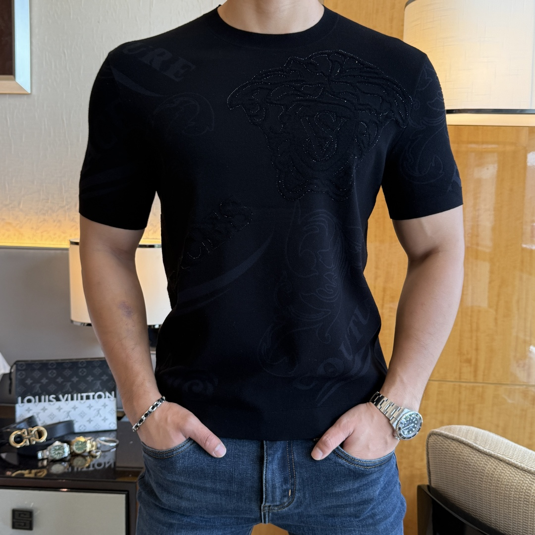 NO:530616,Versace - 2025ss autumn and winter half-sleeved knitted sweater series!  Casual business wear, essential for inner wear, selected top-grade - worsted mulberry silk blended fabric, delicate feel, close-fitting and comfortable without tying, good upper body style, warm wear, the counter logo design is very unique, male gods, don’t miss it!  Size M-3XL, versace,alexander wang19860909范思哲 -2025ss秋冬半袖针织毛衫系列！休闲商务外穿 内搭必备款,精选上等-精纺桑蚕丝混纺面料,面料手感细腻,贴身舒适不扎肉,上身版型好 穿着保暖,专柜标志设计非常独特,男神们别错过！ 尺码 M-3XL,,versace,alexander wang,Men's clothing