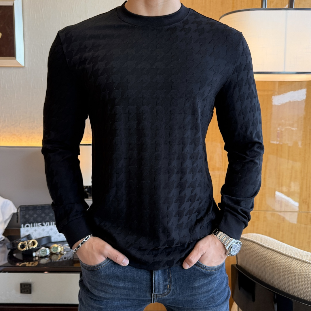 NO:528458,Burberry - 2025ss autumn clothing big long-sleeved T-shirt, using customized high-end cotton fabrics, fashionable brand element logo design, soft, delicate, comfortable and warm, made with multiple craftsmanship, basic base shirts are indispensable for men's wardrobe. They can be matched with various clothing anytime and anywhere to meet your daily needs. The clothes design is simple but not simple. Dear, hurry up and buy it. Standard version size M~3XL, maximum wearable 190 pounds!  ,burberry,tees,t-shirt,alexander wang19860909巴宝莉 - 2025ss秋装大爆款长袖T恤,采用定制高级棉面料 时尚大牌元素logo设计,柔软细腻舒适保暖,多重工艺制作,男人的衣柜都少不了基础打底衫 随时随地都可以拿来搭配各种服饰 满足您日常生活需求 ,衣服设计简约而不简单 , 亲们赶紧入手 标准版型 尺码M~3XL 最大可穿190斤！,,burberry,tees，t-shirt,alexander wang,Men's clothing