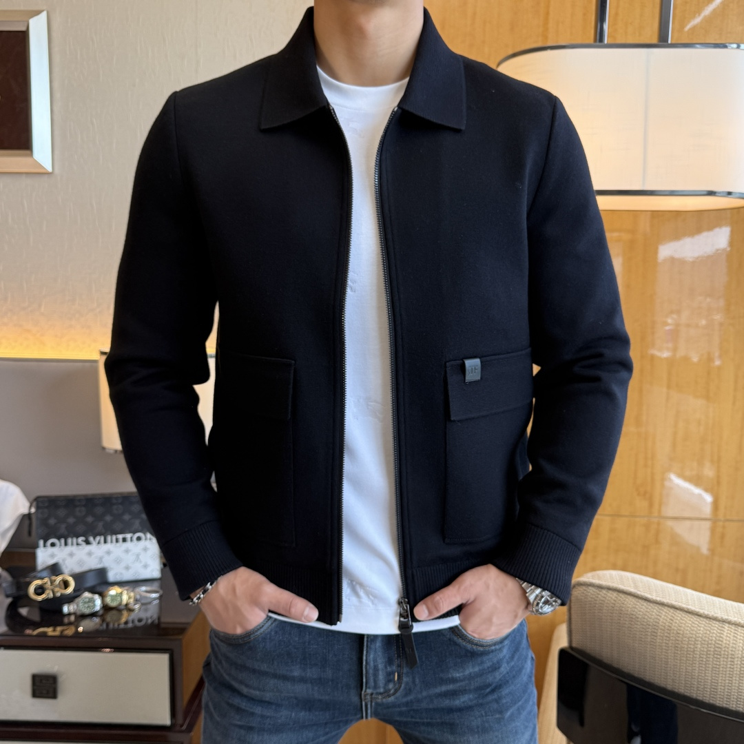 NO:529752,TF - ss big hit wool jacket in autumn and winter, customized high-quality polyester fabric!  Top-level fashion brand elements logo design, complete with three standards!  The original hardware and accessories have smooth lines and exquisite craftsmanship, excellent upper body style, comfortable fabric, windproof and warm, and casual matching are very fashionable, handsome, casual and fashionable men's must-have!  Size M-3XL can wear up to 190 catties!  ,,tom ford,jackets & coats,jackets & coats,alexander wang19860909TF - ss秋冬大爆款精品羊毛夹克外套,定制高品质聚酯纤维面料！顶级时尚大牌元素logo设计,三标齐全！原版五金辅料,线条流畅,工艺精致,上身版型超赞,面料舒适,挡风保暖,随意搭配都非常时尚帅气休闲时尚男仕必备款哦！尺码M-3XL 最大可穿190斤！,,tom ford,jackets & coats,jackets & coats,alexander wang,Men's clothing