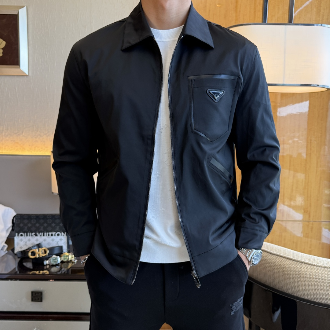 NO:529743,Prada - SS Fall and Winter boutique jackets, customized high-quality polyester fabrics!  Top-level fashion brand elements logo design, complete with three standards!  The original hardware and accessories have smooth lines and exquisite craftsmanship, excellent upper body style, comfortable fabric, windproof and warm, and casual matching are very fashionable, handsome, casual and fashionable men's must-have!  Size M-3XL can wear up to 190 catties!  ,,prada,jackets & coats,jackets & coats,alexander wang19860909普拉达 - ss秋冬大爆款精品夹克外套,定制高品质聚酯纤维面料！顶级时尚大牌元素logo设计,三标齐全！原版五金辅料,线条流畅,工艺精致,上身版型超赞,面料舒适,挡风保暖,随意搭配都非常时尚帅气休闲时尚男仕必备款哦！尺码M-3XL 最大可穿190斤！,,prada,jackets & coats,jackets & coats,alexander wang,Men's clothing
