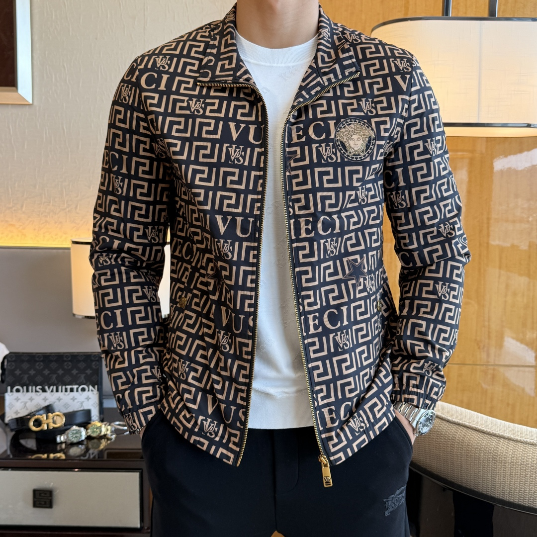 NO:531722,Versace - SS's big boutique jacket for autumn and winter, customized high-quality polyester fabric!  Top-level fashion brand elements logo design, complete with three standards!  The original hardware and accessories have smooth lines and exquisite craftsmanship, excellent upper body style, comfortable fabric, windproof and warm, and casual matching are very fashionable, handsome, casual and fashionable men's must-have!  Size M-3XL can wear up to 190 catties!  , versace,jackets & coats,jackets & coats,alexander wang19860909范思哲 - ss秋冬大爆款精品夹克外套,定制高品质聚酯纤维面料！顶级时尚大牌元素logo设计,三标齐全！原版五金辅料,线条流畅,工艺精致,上身版型超赞,面料舒适,挡风保暖,随意搭配都非常时尚帅气休闲时尚男仕必备款哦！尺码M-3XL 最大可穿190斤！,,versace,jackets & coats,jackets & coats,alexander wang,Men's clothing