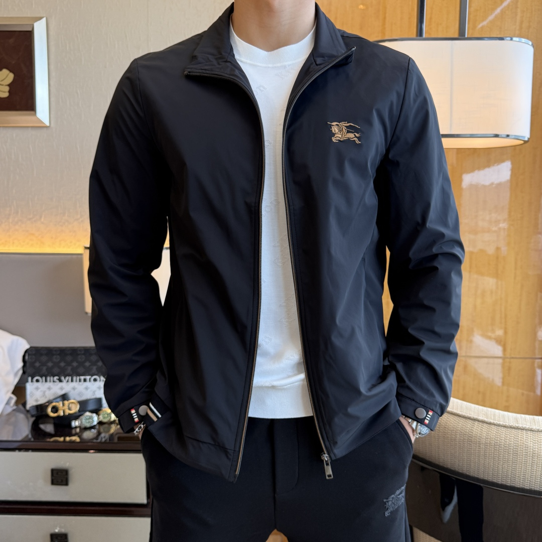 NO:529763,Burberry - SS's big boutique jacket in autumn and winter, customized high-quality polyester fabric!  Top-level fashion brand elements logo design, complete with three standards!  The original hardware and accessories have smooth lines and exquisite craftsmanship, excellent upper body style, comfortable fabric, windproof and warm, and casual matching are very fashionable, handsome, casual and fashionable men's must-have!  Size M-3XL can wear up to 190 catties!  ,burberry,jackets & coats,jackets & coats,alexander wang19860909巴宝莉 - ss秋冬大爆款精品夹克外套,定制高品质聚酯纤维面料！顶级时尚大牌元素logo设计,三标齐全！原版五金辅料,线条流畅,工艺精致,上身版型超赞,面料舒适,挡风保暖,随意搭配都非常时尚帅气休闲时尚男仕必备款哦！尺码M-3XL 最大可穿190斤！,,burberry,jackets & coats,jackets & coats,alexander wang,Men's clothing