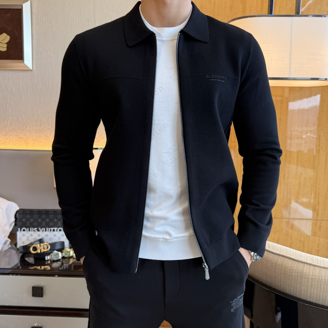 NO:549368,Burberry - 2025 autumn and winter new men's wool knitted cardigan jacket. The counter is selling hot items, and a versatile item that every major fashion buyer celebrity handed over. It is simple and fashionable and beautiful, with a gentleman look on the upper body. The whole sweater is not only exquisite in texture, but also fine and fine workmanship and neat. The overall beauty and generous ensure that the silhouette of the clothes is not easy to deform. Customized wool fabrics are neither loose nor tight, and have a very good restoration. A fashion item that combines cold resistance and fashion in autumn and winter. m-3XL, burberry, jackets & coats, sweaters, alexander wang19860909巴宝莉 - 2025秋冬新款男士羊毛针织开衫外套.专柜在售爆款单品,各大时尚买手明星人手一件的百搭单品.简单时尚甚是好看,上身绅士范十足.整件毛衣不单纹理工艺精美,走线更是精工细作均匀整齐.整体美观大方保证了衣服的廓形不易变形.定制羊毛面料,既不会很宽松也不会很紧绷,恢复性非常好.秋冬御寒与时尚兼备的一款时装单品.m-3XL,,burberry,jackets & coats,sweaters,alexander wang,Men's clothing