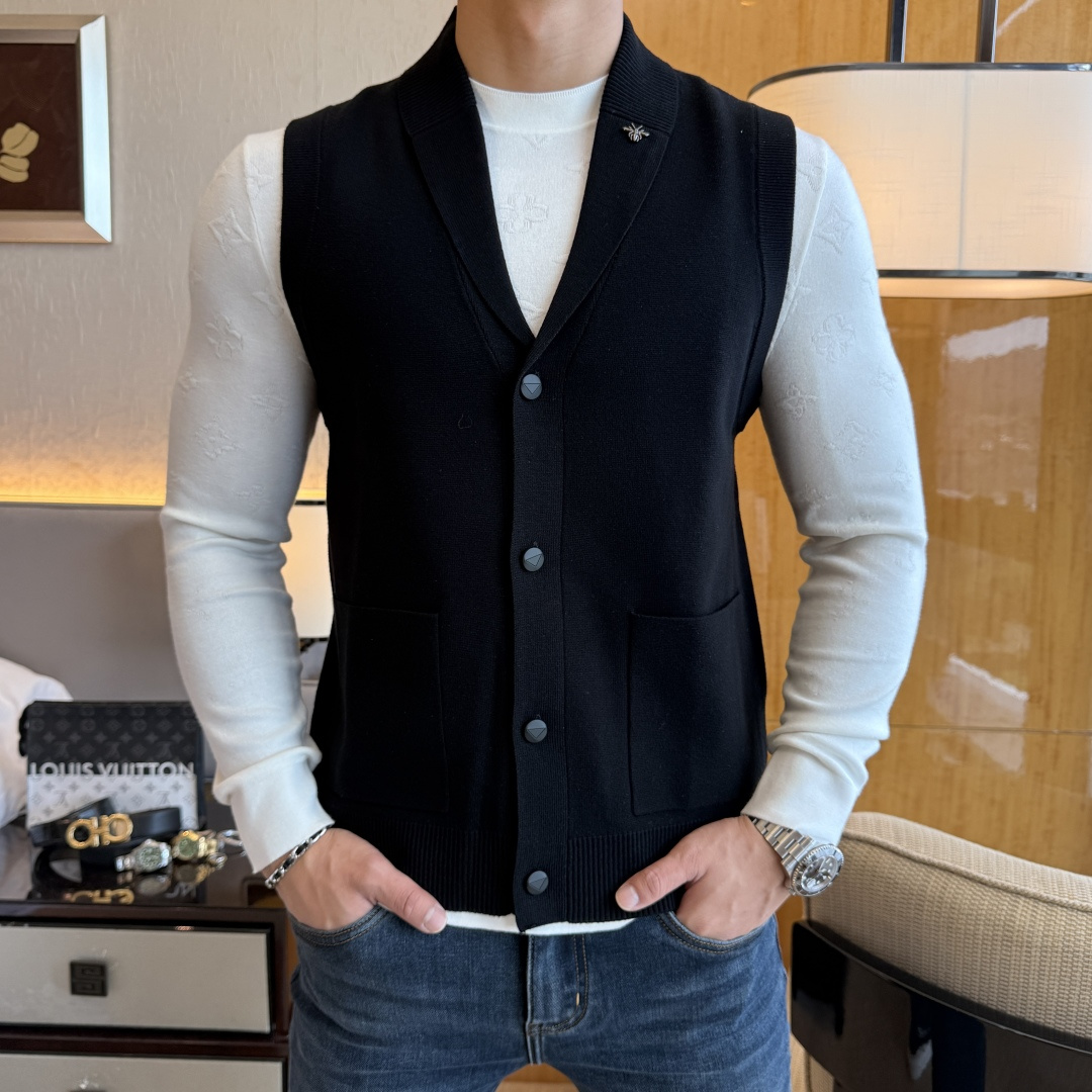 NO:539073,Dior - 2025ss big hit autumn wool vest jacket, customized high-quality polyester fiber fabric!  Top-level fashion brand elements logo design, complete with three standards!  The original hardware and accessories have smooth lines and exquisite craftsmanship, excellent upper body style, comfortable fabric, windproof and warm, and casual matching are very fashionable, handsome, casual and fashionable men's must-have!  Size M-3XL can wear up to 190 catties!  ,dior,jackets & coats,alexander wang19860909迪奥 - 2025ss大爆款秋装羊毛马甲夹克,定制高品质聚酯纤维面料！顶级时尚大牌元素logo设计,三标齐全！原版五金辅料,线条流畅,工艺精致,上身版型超赞,面料舒适,挡风保暖,随意搭配都非常时尚帅气休闲时尚男仕必备款哦！尺码M-3XL 最大可穿190斤！,,dior,jackets & coats,alexander wang,Men's clothing