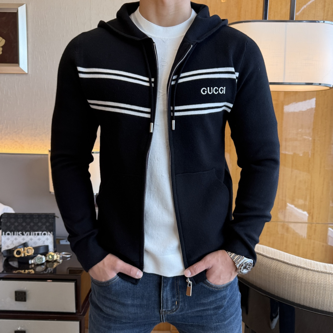 NO:529745,Guqi - New men's wool knitted cardigan jacket for autumn and winter. The counter is selling hot items, and a versatile item for all major fashion buyers. It is simple and fashionable and beautiful, with a gentleman look on the upper body. The whole sweater is not only exquisite in texture, but also fine and fine workmanship. The overall beauty and generous ensure that the silhouette of the clothes is not easy to deform. Customized wool fabrics are neither loose nor tight, and have a very good restoration. A fashion item that combines cold resistance and fashion in autumn and winter. m-3XL,, jackets & coats, sweaters, alexander wang19860909古奇 - 秋冬新款男士羊毛针织开衫外套.专柜在售爆款单品,各大时尚买手明星人手一件的百搭单品.简单时尚甚是好看,上身绅士范十足.整件毛衣不单纹理工艺精美,走线更是精工细作均匀整齐.整体美观大方保证了衣服的廓形不易变形.定制羊毛面料,既不会很宽松也不会很紧绷,恢复性非常好.秋冬御寒与时尚兼备的一款时装单品.m-3XL,,jackets & coats,sweaters,alexander wang,Men's clothing