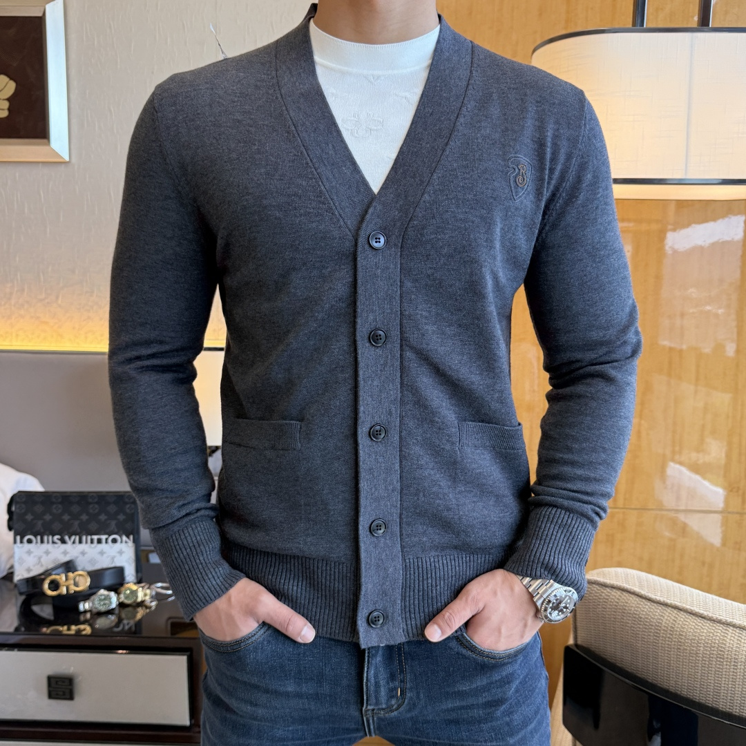 NO:540208,Burberry - New men's wool knitted cardigan jacket for autumn and winter. The counter is selling hot items, and a versatile item for all major fashion buyers. It is simple and fashionable and beautiful, with a gentleman look on the upper body. The whole sweater is not only exquisite in texture, but also fine and fine workmanship. The overall beauty and generous ensure that the silhouette of the clothes is not easy to deform. Customized wool fabrics are neither loose nor tight, and have a very good restoration. A fashion item that combines cold resistance and fashion in autumn and winter. m-3XL, burberry, jackets & coats, sweaters, alexander wang19860909巴宝莉 - 秋冬新款男士羊毛针织开衫外套.专柜在售爆款单品,各大时尚买手明星人手一件的百搭单品.简单时尚甚是好看,上身绅士范十足.整件毛衣不单纹理工艺精美,走线更是精工细作均匀整齐.整体美观大方保证了衣服的廓形不易变形.定制羊毛面料,既不会很宽松也不会很紧绷,恢复性非常好.秋冬御寒与时尚兼备的一款时装单品.m-3XL,,burberry,jackets & coats,sweaters,alexander wang,Men's clothing