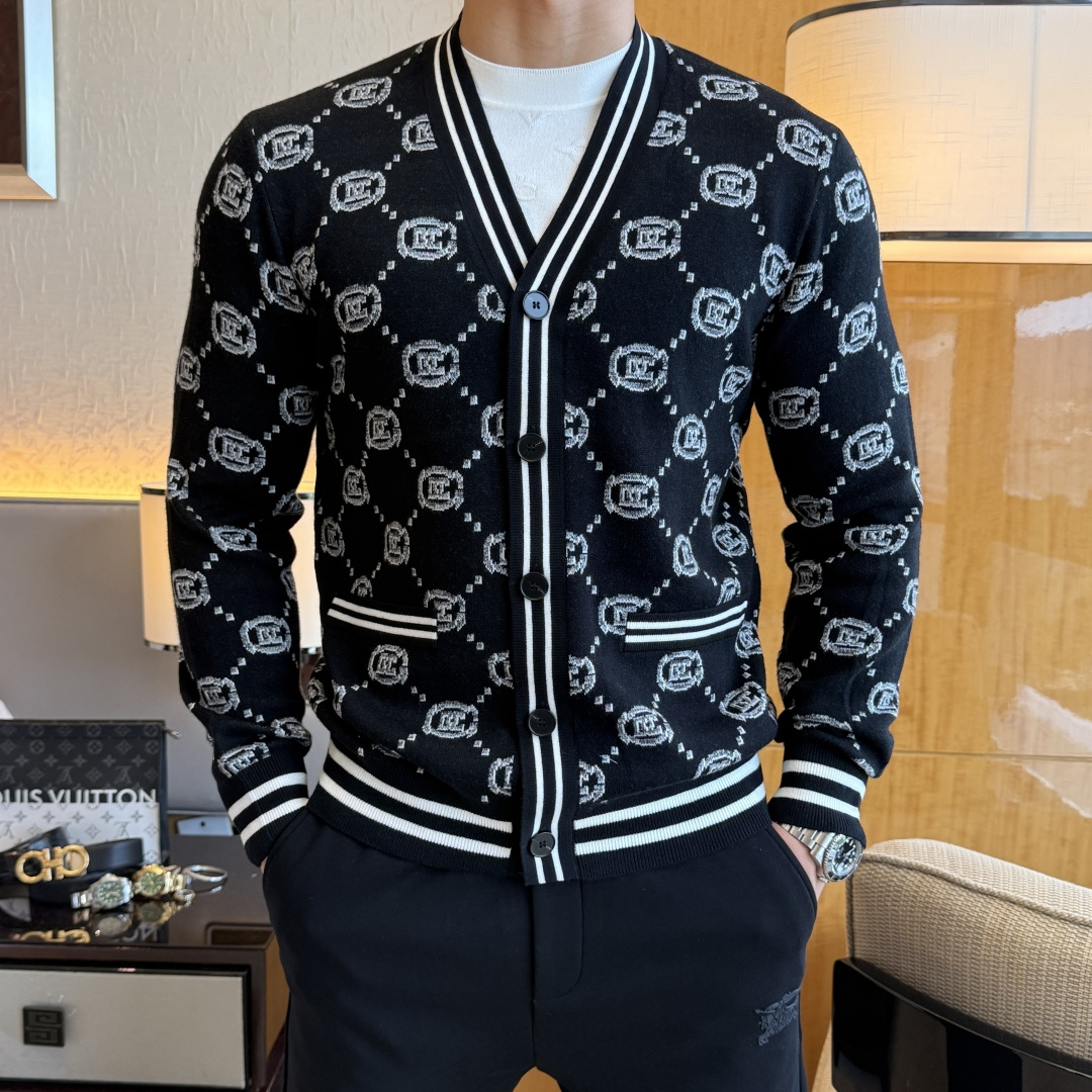 NO:540206,DG - New men's wool knitted cardigan jacket for autumn and winter. The counter is selling hot items, and a versatile item for all major fashion buyers. It is simple and fashionable and beautiful, with a gentleman look on the upper body. The whole sweater is not only exquisite in texture, but also fine and fine workmanship. The overall beauty and generous ensure that the silhouette of the clothes is not easy to deform. Customized wool fabrics are neither loose nor tight, and have a very good restoration. A fashion item that combines cold resistance and fashion in autumn and winter. m-3XL,, jackets & coats, sweaters, alexander wang19860909DG - 秋冬新款男士羊毛针织开衫外套.专柜在售爆款单品,各大时尚买手明星人手一件的百搭单品.简单时尚甚是好看,上身绅士范十足.整件毛衣不单纹理工艺精美,走线更是精工细作均匀整齐.整体美观大方保证了衣服的廓形不易变形.定制羊毛面料,既不会很宽松也不会很紧绷,恢复性非常好.秋冬御寒与时尚兼备的一款时装单品.m-3XL,,jackets & coats,sweaters,alexander wang,Men's clothing