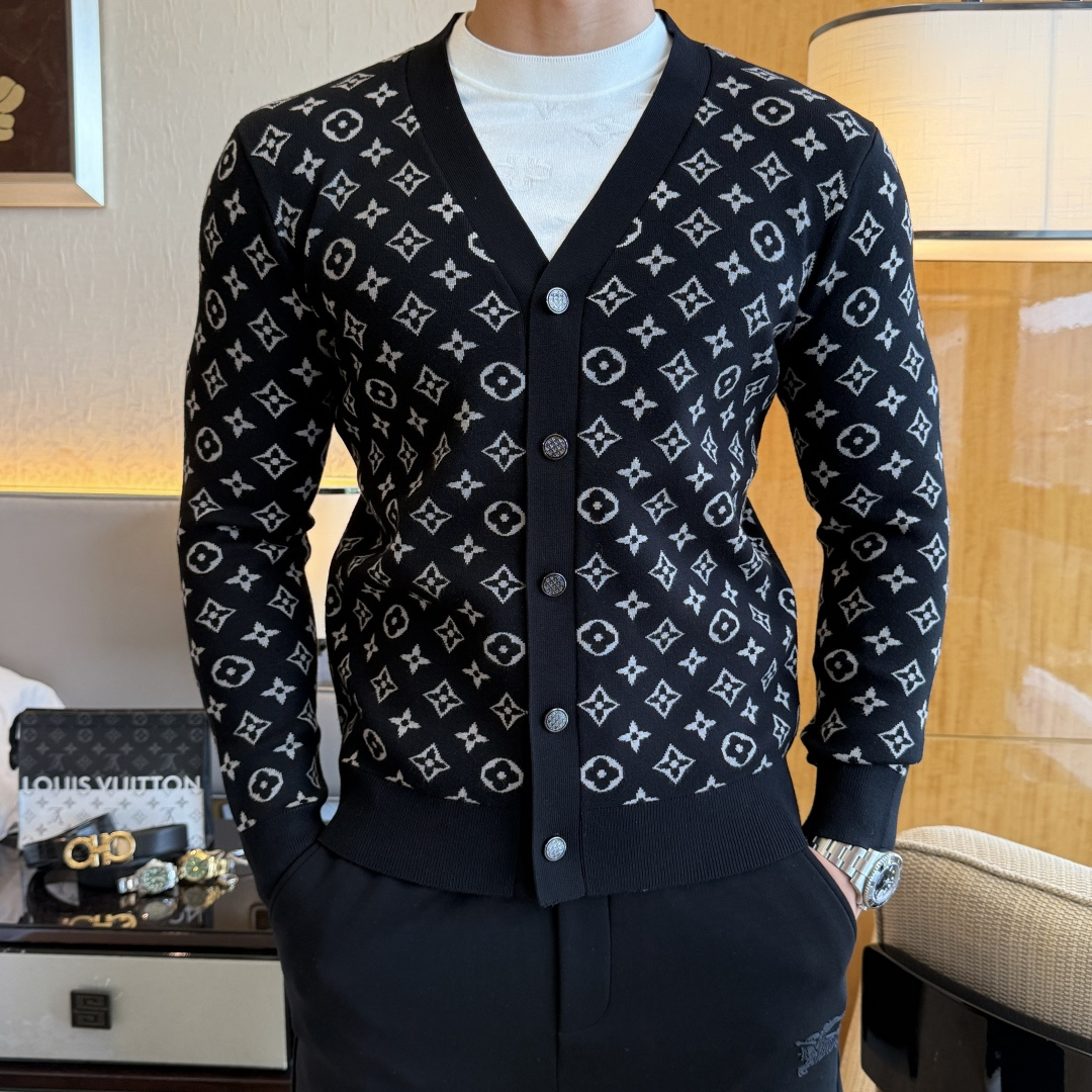NO:540201,LV - New men's wool knitted cardigan jacket for autumn and winter. The counter is selling hot items, and a versatile item for all major fashion buyers. It is simple and fashionable and beautiful, with a gentleman look on the upper body. The whole sweater is not only exquisite in texture, but also fine and fine workmanship. The overall beauty and generous ensure that the silhouette of the clothes is not easy to deform. Customized wool fabrics are neither loose nor tight, and have a very good restoration. A fashion item that combines cold resistance and fashion in autumn and winter. m-3XL,,louis vuitton, jackets & coats, sweaters, alexander wang19860909LV - 秋冬新款男士羊毛针织开衫外套.专柜在售爆款单品,各大时尚买手明星人手一件的百搭单品.简单时尚甚是好看,上身绅士范十足.整件毛衣不单纹理工艺精美,走线更是精工细作均匀整齐.整体美观大方保证了衣服的廓形不易变形.定制羊毛面料,既不会很宽松也不会很紧绷,恢复性非常好.秋冬御寒与时尚兼备的一款时装单品.m-3XL,,louis vuitton,jackets & coats,sweaters,alexander wang,Men's clothing