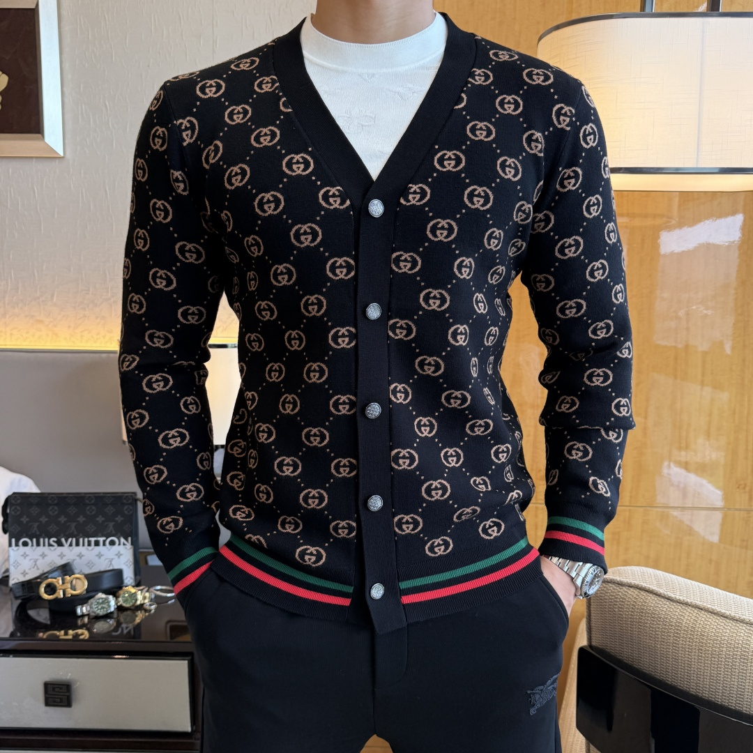 NO:540204,Guqi - New men's wool knitted cardigan jacket for autumn and winter. The counter is selling hot items, and a versatile item for every major fashion buyer celebrity. It is simple and fashionable and beautiful, with a gentleman look on the upper body. The whole sweater is not only exquisite in texture, but also fine and fine workmanship. The overall beauty and generous ensure that the silhouette of the clothes is not easy to deform. Customized wool fabrics are neither loose nor tight, and have a very good restoration. A fashion item that combines cold resistance and fashion in autumn and winter. m-3XL,, jackets & coats, sweaters, alexander wang19860909古奇 - 秋冬新款男士羊毛针织开衫外套.专柜在售爆款单品,各大时尚买手明星人手一件的百搭单品.简单时尚甚是好看,上身绅士范十足.整件毛衣不单纹理工艺精美,走线更是精工细作均匀整齐.整体美观大方保证了衣服的廓形不易变形.定制羊毛面料,既不会很宽松也不会很紧绷,恢复性非常好.秋冬御寒与时尚兼备的一款时装单品.m-3XL,,jackets & coats,sweaters,alexander wang,Men's clothing