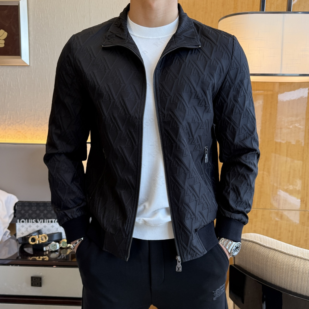 NO:531720,LV - ss big boutique jackets in autumn and winter, customized high-quality polyester fabric!  Top-level fashion brand elements logo design, complete with three standards!  The original hardware and accessories have smooth lines and exquisite craftsmanship, excellent upper body style, comfortable fabric, windproof and warm, and casual matching are very fashionable, handsome, casual and fashionable men's must-have!  Size M-3XL can wear up to 190 catties!  ,,louis vuitton,jackets & coats,jackets & coats,alexander wang19860909LV - ss秋冬大爆款精品夹克外套,定制高品质聚酯纤维面料！顶级时尚大牌元素logo设计,三标齐全！原版五金辅料,线条流畅,工艺精致,上身版型超赞,面料舒适,挡风保暖,随意搭配都非常时尚帅气休闲时尚男仕必备款哦！尺码M-3XL 最大可穿190斤！,,louis vuitton,jackets & coats,jackets & coats,alexander wang,Men's clothing