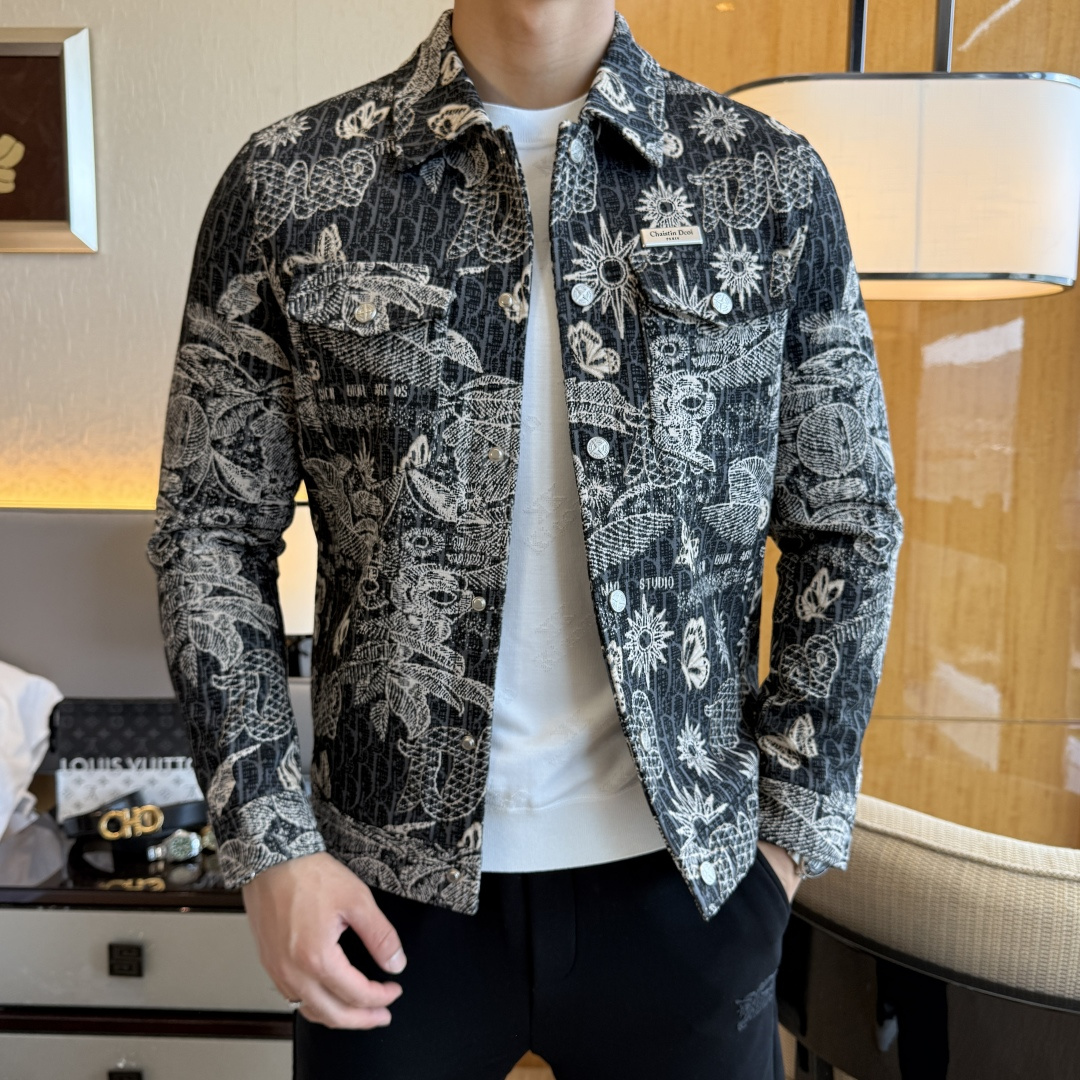 NO:540210,Dior-ss big boutique jackets in autumn and winter, customized high-quality polyester fabric!  Top-level fashion brand elements logo design, complete with three standards!  The original hardware and accessories have smooth lines and exquisite craftsmanship, excellent upper body style, comfortable fabric, windproof and warm, and casual matching are very fashionable, handsome, casual and fashionable men's must-have!  Size M-3XL can wear up to 190 catties!  ,dior,jackets & coats,jackets & coats,alexander wang19860909迪奥- ss秋冬大爆款精品夹克外套,定制高品质聚酯纤维面料！顶级时尚大牌元素logo设计,三标齐全！原版五金辅料,线条流畅,工艺精致,上身版型超赞,面料舒适,挡风保暖,随意搭配都非常时尚帅气休闲时尚男仕必备款哦！尺码M-3XL 最大可穿190斤！,,dior,jackets & coats,jackets & coats,alexander wang,Men's clothing