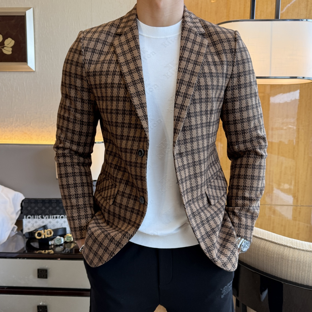 NO:623347,Burberry - 2025ss Year of the Snake Autumn and Winter hot style casual wool suit jacket. The most fashionable and simple design, decent and casual, highlighting the exquisiteness. Fabric This technologically customized polyester fiber fabric is not a traditional design and looks more youthful and fashionable. The details are very particular. The upper body effect is a regular style but the tailoring is very special. The effect is not loose or slim. It is moderate. No matter whether you are fat or thin, there are different styles. Sizes 48-56, burberry, jackets & coats, business  suit,alexander wang19860909巴宝莉 - 2025ss蛇年秋冬大爆款休闲羊毛西装外套 最为时尚简约设计,大气得体,随意中凸显精致.面料 此款科技定制聚酯纤维面料, 不是传统的设计 更加显得年轻时尚 细节 非常讲究 上身效果属于常规款但是剪裁非常特别 效果并不是宽松 也不是修身 属于适中 无论胖瘦穿上身 都有不同的风格尺码48-56,,burberry,jackets & coats,business suit,alexander wang,Men's clothing