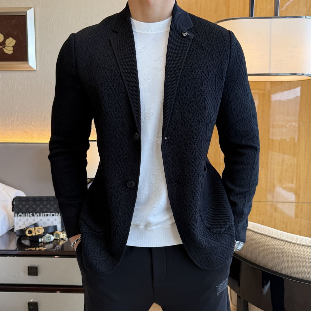 NO:539082,Dior - 2025ss Snake Year Autumn and Winter Casual Suit Jacket is the most fashionable and simple design, atmospheric and decent, and it highlights the exquisiteness casually. Fabric This technology customized polyester fiber fabric is not a traditional design, it looks more young and fashionable. Details are very particular. The upper body effect is a regular style but the tailoring is very special. The effect is not loose or slim. It is moderate. No matter how fat and thin you wear it, there are different styles and sizes 48-56,,dior,jackets & coats,business suit,alexander wang19860909迪奥 - 2025ss蛇年秋冬大爆款休闲西装外套 最为时尚简约设计,大气得体,随意中凸显精致.面料 此款科技定制聚酯纤维面料, 不是传统的设计 更加显得年轻时尚 细节 非常讲究 上身效果属于常规款但是剪裁非常特别 效果并不是宽松 也不是修身 属于适中 无论胖瘦穿上身 都有不同的风格尺码48-56,,dior,jackets & coats,business suit,alexander wang,Men's clothing