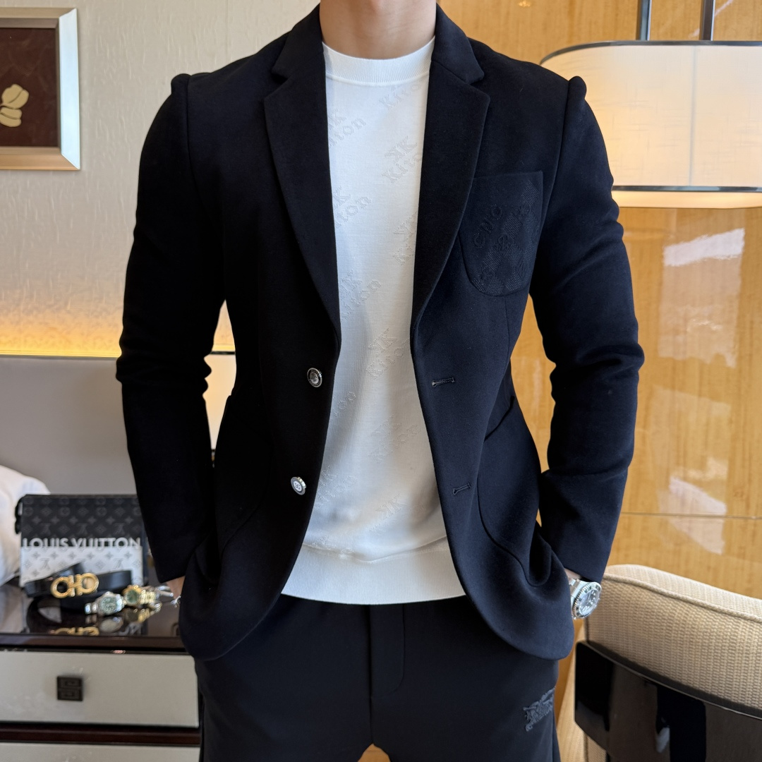 NO:530618,DG - 2025ss Snake Year Autumn and Winter Casual Wool Suit Jacket is the most fashionable and simple design, atmospheric and decent, and it highlights the exquisiteness in a casual manner. Fabric This technology customized polyester fiber fabric is not a traditional design, it looks more young and fashionable. Details are very particular. The upper body effect is a regular style but the tailoring is very special. The effect is not loose or slim. It is moderate. No matter how fat and thin you wear it, there are different styles and sizes 48-56,, jackets & coats, business suit, alexander wang19860909DG - 2025ss蛇年秋冬大爆款休闲羊毛西装外套 最为时尚简约设计,大气得体,随意中凸显精致.面料 此款科技定制聚酯纤维面料, 不是传统的设计 更加显得年轻时尚 细节 非常讲究 上身效果属于常规款但是剪裁非常特别 效果并不是宽松 也不是修身 属于适中 无论胖瘦穿上身 都有不同的风格尺码48-56,,jackets & coats,business suit,alexander wang,Men's clothing