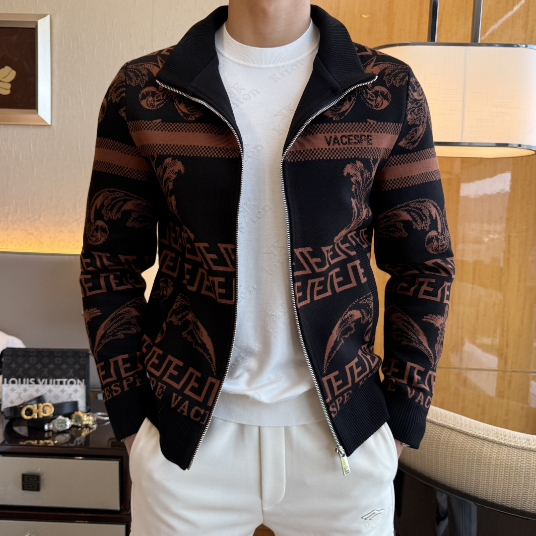NO:539078,Versace - 2025ss autumn and winter boutique jackets, customized high-quality polyester fabric!  Top-level fashion brand elements logo design, complete with three standards!  The original hardware and accessories have smooth lines and exquisite craftsmanship, excellent upper body style, comfortable fabric, windproof and warm, and casual matching are very fashionable, handsome, casual and fashionable men's must-have!  Size M-3XL can wear up to 190 catties!  , versace,jackets & coats,jackets & coats,alexander wang19860909范思哲 - 2025ss秋冬大爆款精品夹克外套,定制高品质聚酯纤维面料！顶级时尚大牌元素logo设计,三标齐全！原版五金辅料,线条流畅,工艺精致,上身版型超赞,面料舒适,挡风保暖,随意搭配都非常时尚帅气休闲时尚男仕必备款哦！尺码M-3XL 最大可穿190斤！,,versace,jackets & coats,jackets & coats,alexander wang,Men's clothing