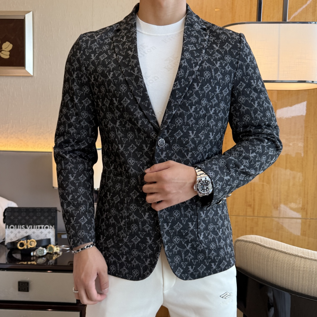 NO:530621,LV - 2025ss Snake Year Autumn and Winter Casual Suit Jacket The most fashionable and simple design, atmospheric and decent, highlighting exquisiteness in a casual manner. Fabric This technology customized polyester fiber fabric is not a traditional design, it looks more young and fashionable. Details are very particular. The upper body effect is a regular style but the tailoring is very special. The effect is not loose or slim. It is moderate. No matter how fat and thin you wear it, there are different styles and sizes 48-56,,louis vuitton,jackets & coats,business suit,alexander wang19860909LV - 2025ss蛇年秋冬大爆款休闲西装外套 最为时尚简约设计,大气得体,随意中凸显精致.面料 此款科技定制聚酯纤维面料, 不是传统的设计 更加显得年轻时尚 细节 非常讲究 上身效果属于常规款但是剪裁非常特别 效果并不是宽松 也不是修身 属于适中 无论胖瘦穿上身 都有不同的风格尺码48-56,,louis vuitton,jackets & coats,business suit,alexander wang,Men's clothing